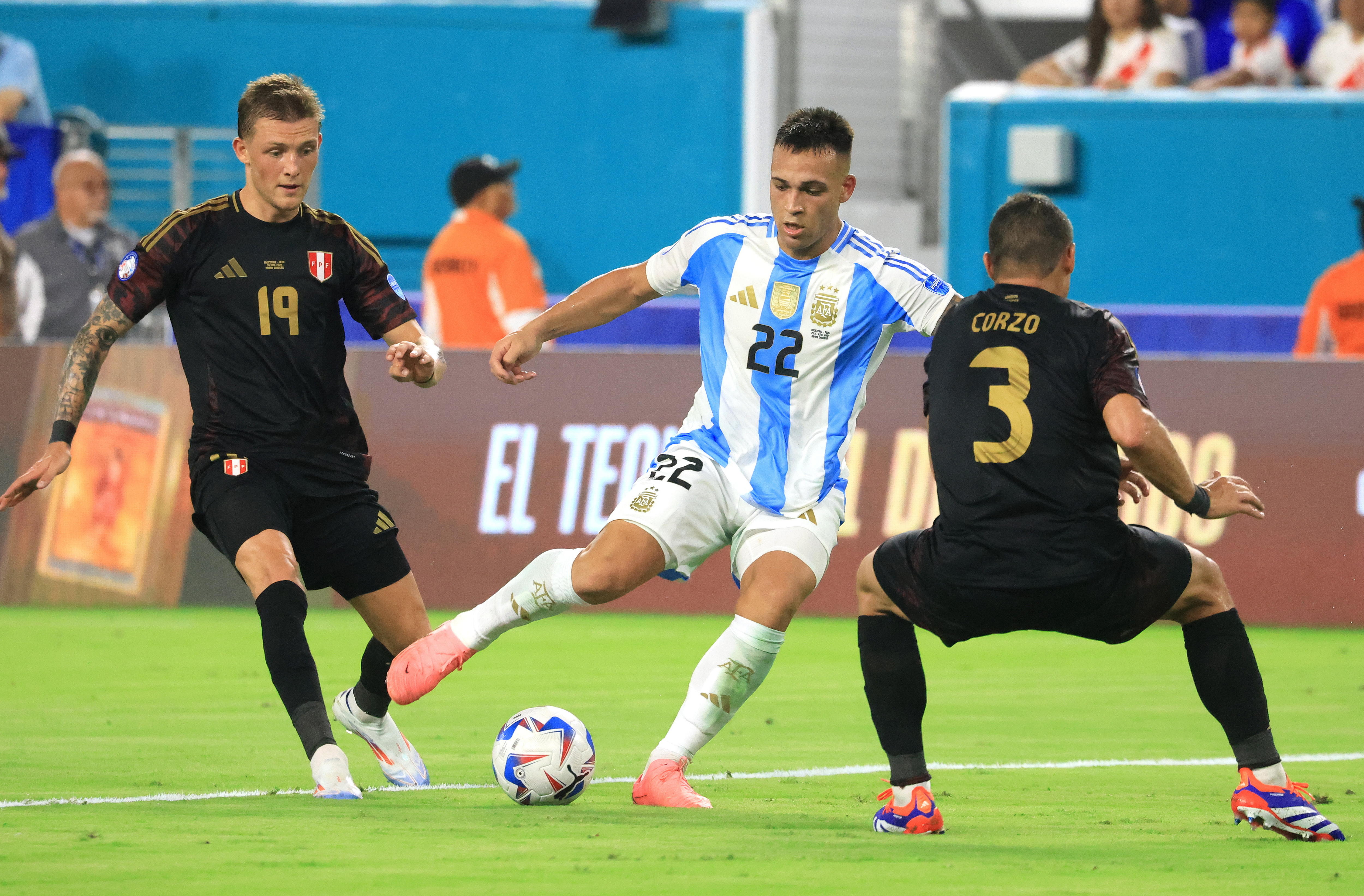 Miami (United States), 30/06/2024.- Lautaro Martinez (C) of Argentina in action against Wilder Cartagena (R) of Peru and Oliver Sonne (L) of Peru during the CONMEBOL Copa America 2024 group A match between Argentina and Peru, in Miami, Florida, USA, 29 June 2024. EFE/EPA/CRISTOBAL HERRERA-ULASHKEVICH