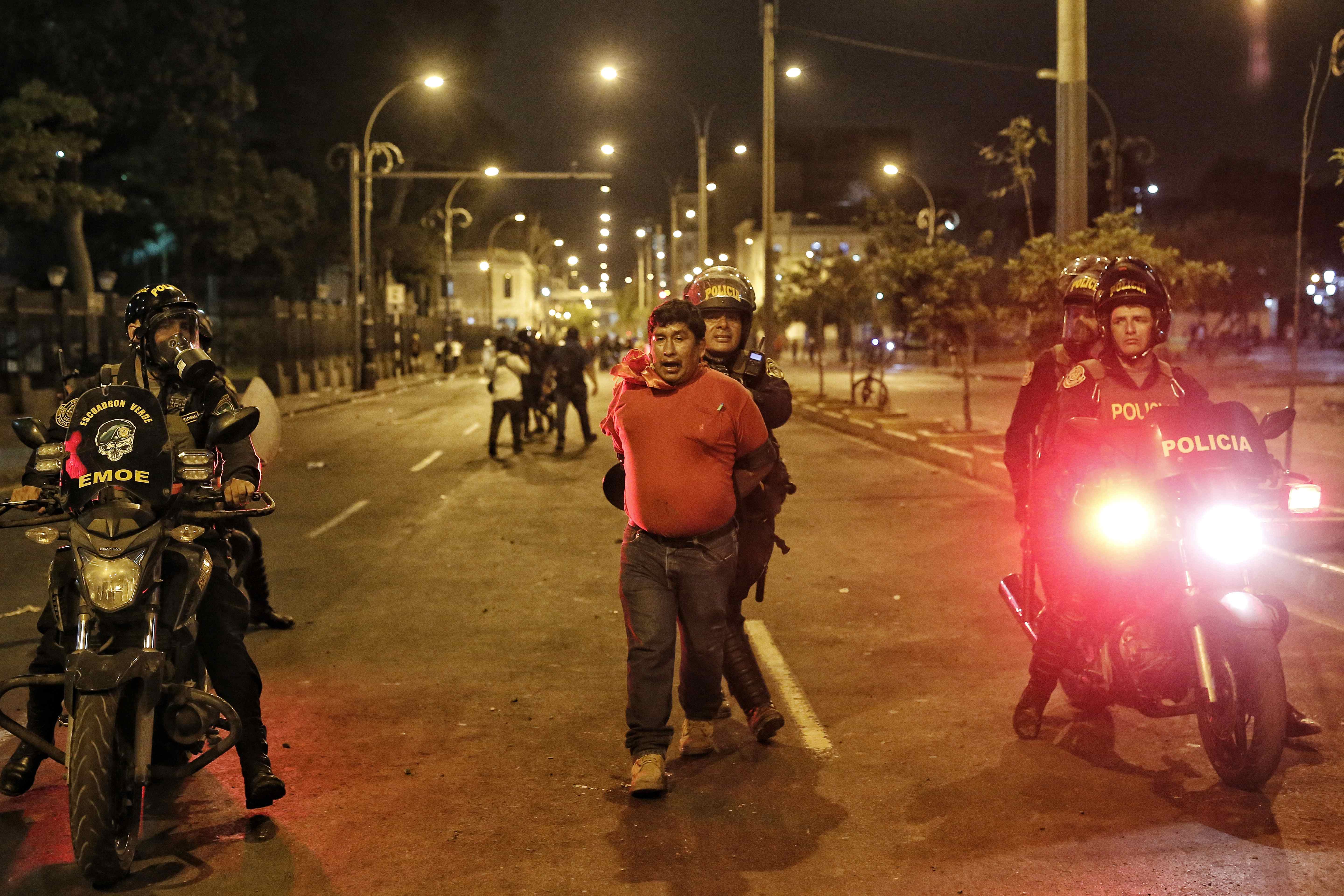 AME9851. LIMA (PERÚ), 28/01/2023.- Policías detienen a un hombre durante una nueva jornada de protestas antigubernamentales que exigen la renuncia de la presidenta Dina Boluarte, entre otras demandas, hoy, en Lima (Perú). Los manifestantes, que han sido convocados por organizaciones sociales, campesinas, sindicales y políticas, exigen la renuncia de Boluarte y el cierre del Congreso, así como la convocatoria a elecciones generales para este año y a una asamblea constituyente. EFE/ Antonio Melgarejo