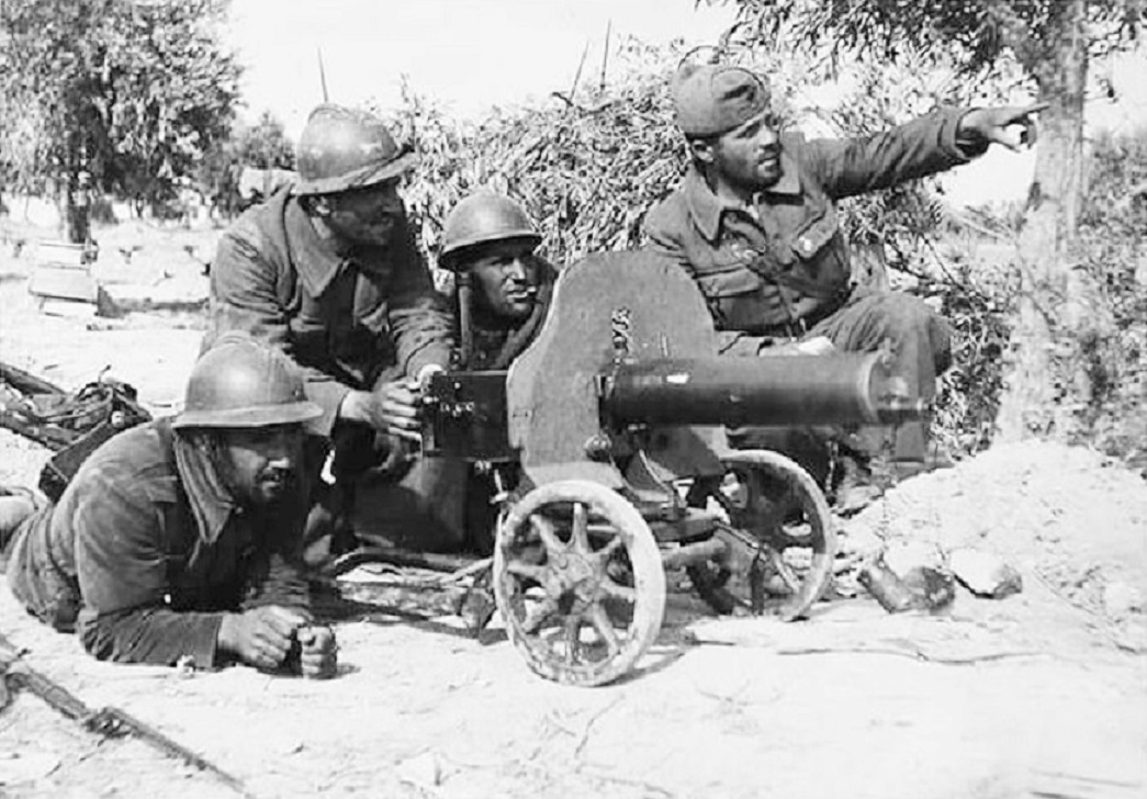 LOPERA (JAÉN), 09/12/2024.-  Brigadistas franceses, servidores de una ametralladora en un olivar de Lopera, localidad jienense que acogerá el "I Congreso Internacional sobre la Guerra Civil Española y las Brigadas Internacionales", que se celebrará en esa localidad jienense los próximos días 13 y 14. EFE/ Cedida José Luis Pantoja/SOLO USO EDITORIAL/SOLO DISPONIBLE PARA ILUSTRAR LA NOTICIA QUE ACOMPAÑA (CRÉDITO OBLIGATORIO)