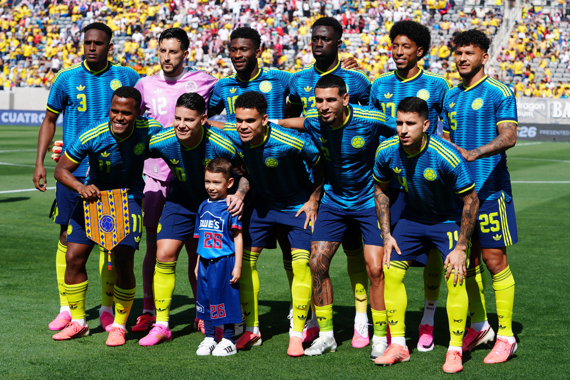 AME9585. SAN DIEGO (ESTADOS UNIDOS), 07/06/2026.- Jugadores de Colombia forman este domingo, previo al partido amistoso entre Colombia y Jordania en el estadio Snapdragon en San Diego (EE.UU.). EFE/ Omar Alonso
