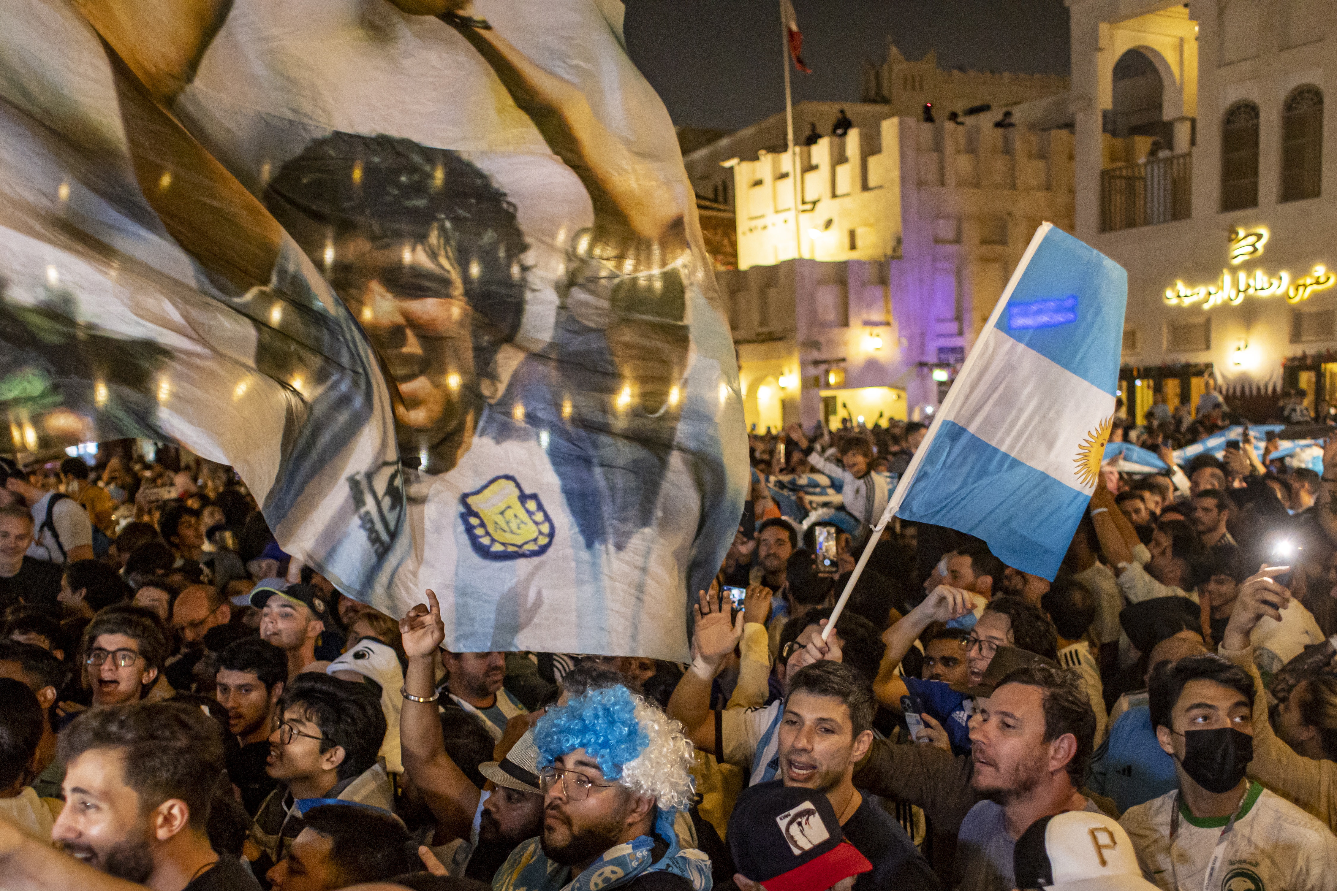 Doha (Qatar), 17/12/2022.- Fans of Argentina cheer during FIFA World Cup 2022 at Souq Waqif market in Doha, Qatar, 17 December 2022. Argentina will face France in their FIFA World Cup 2022 final soccer match on 18 December 2022. (Mundial de Fútbol, Francia, Catar) EFE/EPA/MARTIN DIVISEK