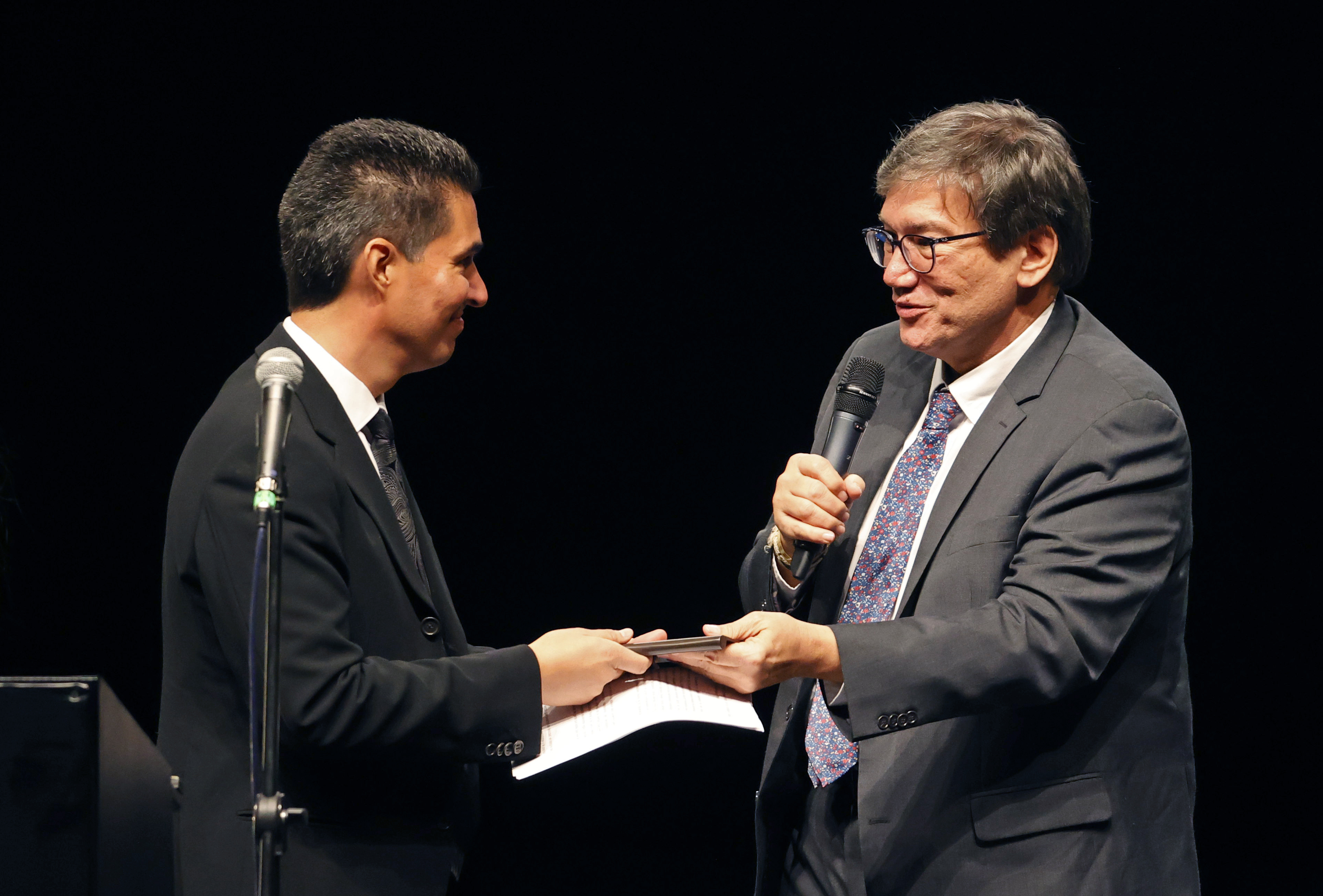 COL500. BOGOTÁ. (COLOMBIA), 06/07/2024.- El Director general y cofundador de la Fundación Gabo, Jaime Abello Banfi (d), entrega el "Reconocimiento a la Excelencia" a José Carlos Zamora, hijo del periodista José Rubén Zamora Marroquín, quien se encuentra encarcelado en Guatemala. El periodista José Rubén Zamora Marroquín, encarcelado en Guatemala, agradeció el Reconocimiento a la Excelencia que recibió en el Premio Gabo, cuya ceremonia se llevó a cabo en el Teatro Jorge Eliécer Gaitán el 5 de julio de 2024 en Bogotá (Colombia). EFE/Mauricio Dueñas Castañeda