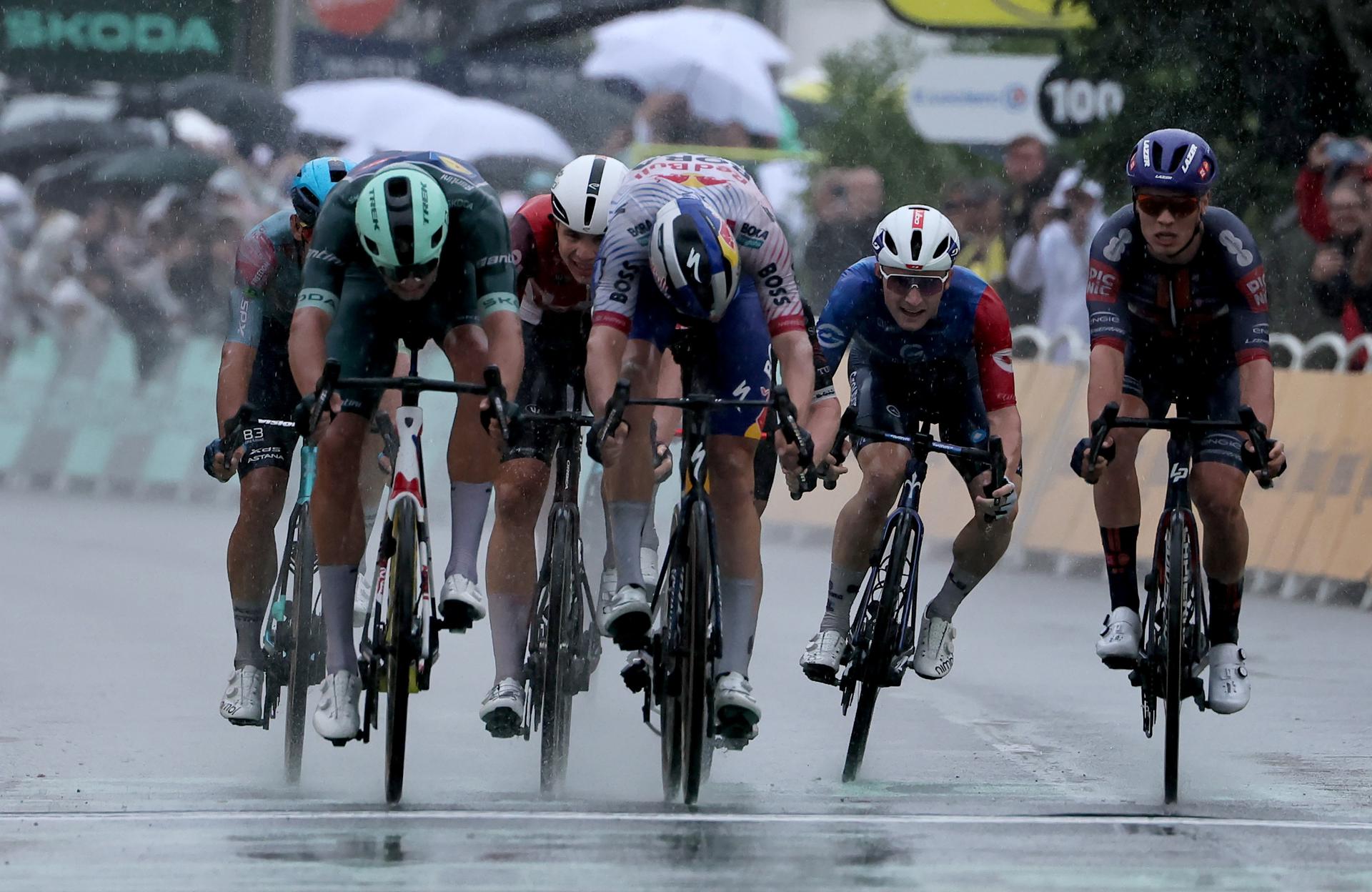 Jonathan Milan ganó la etapa 17 del Tour en caótico final con caída masiva: video