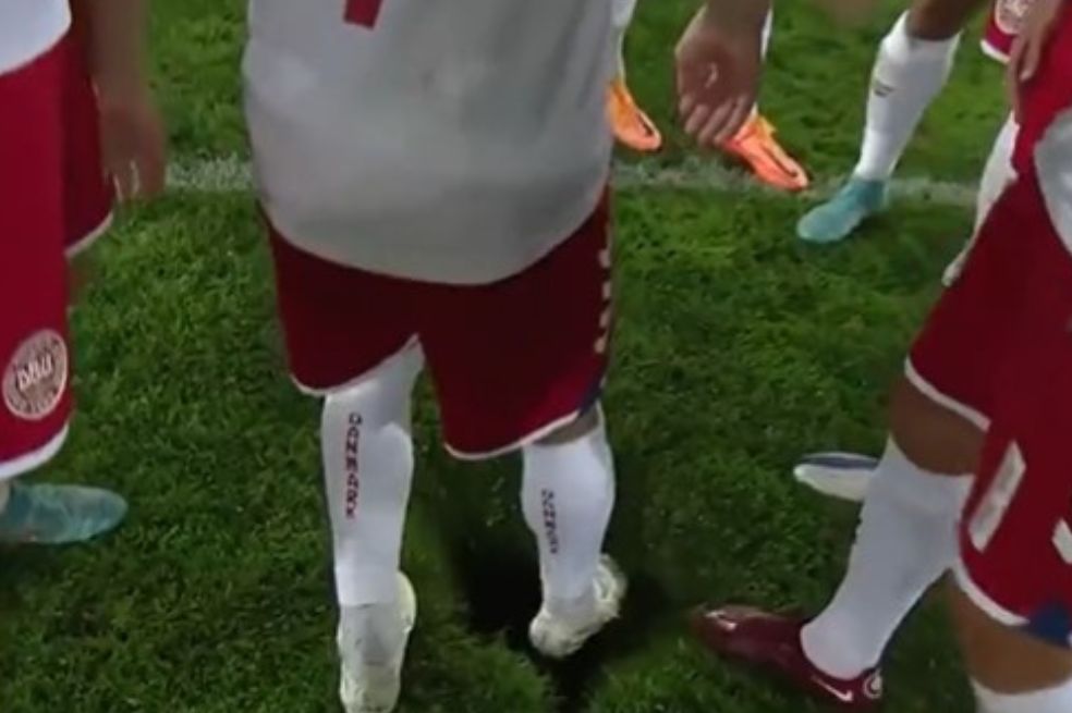 Video: el impresionante hueco que apareció en la cancha del Dinamarca vs. Austria