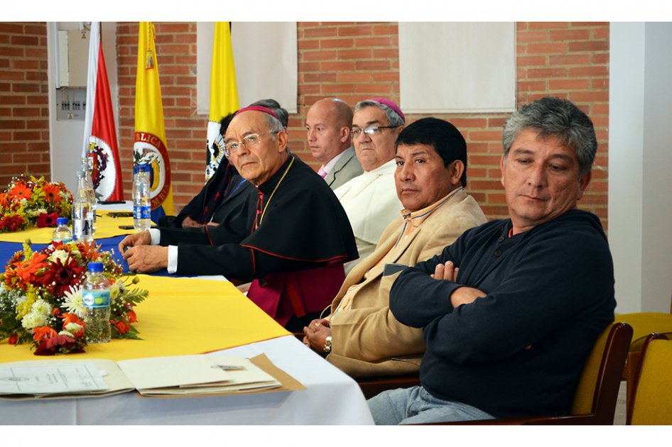 Firmantes del acuerdo de paz de 1990, de izq. a der.: Manuel Buitrago, Diosdé González, Monseñor Luis F. Sánchez, y Monseñor Jorge Gómez. / Foto: Germán Moreno