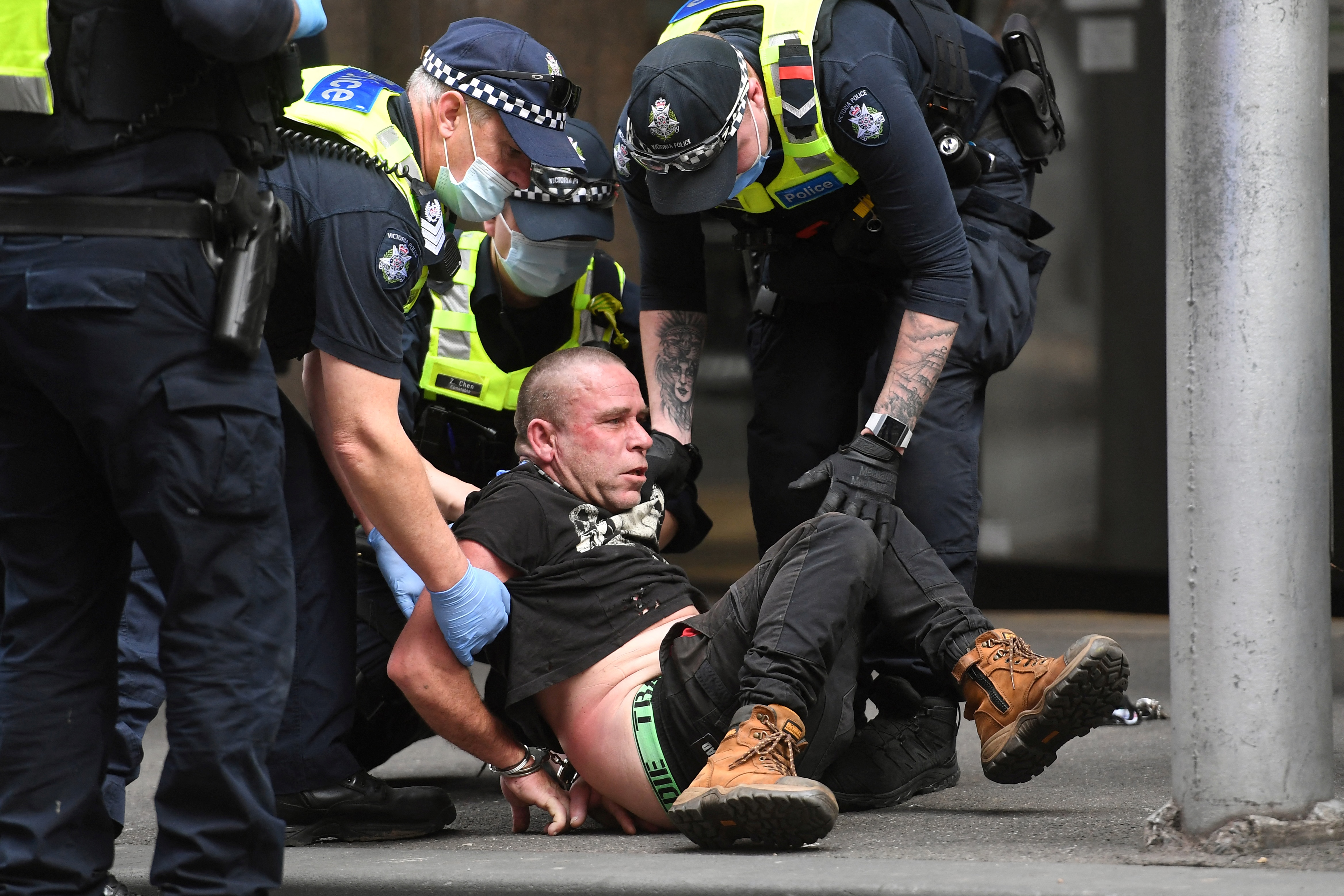 Más virulenta fue la movilización en Melbourne, en el estado de Victoria, que decretó órdenes de confinamiento en todo su territorio para contener un creciente brote de covid-19.