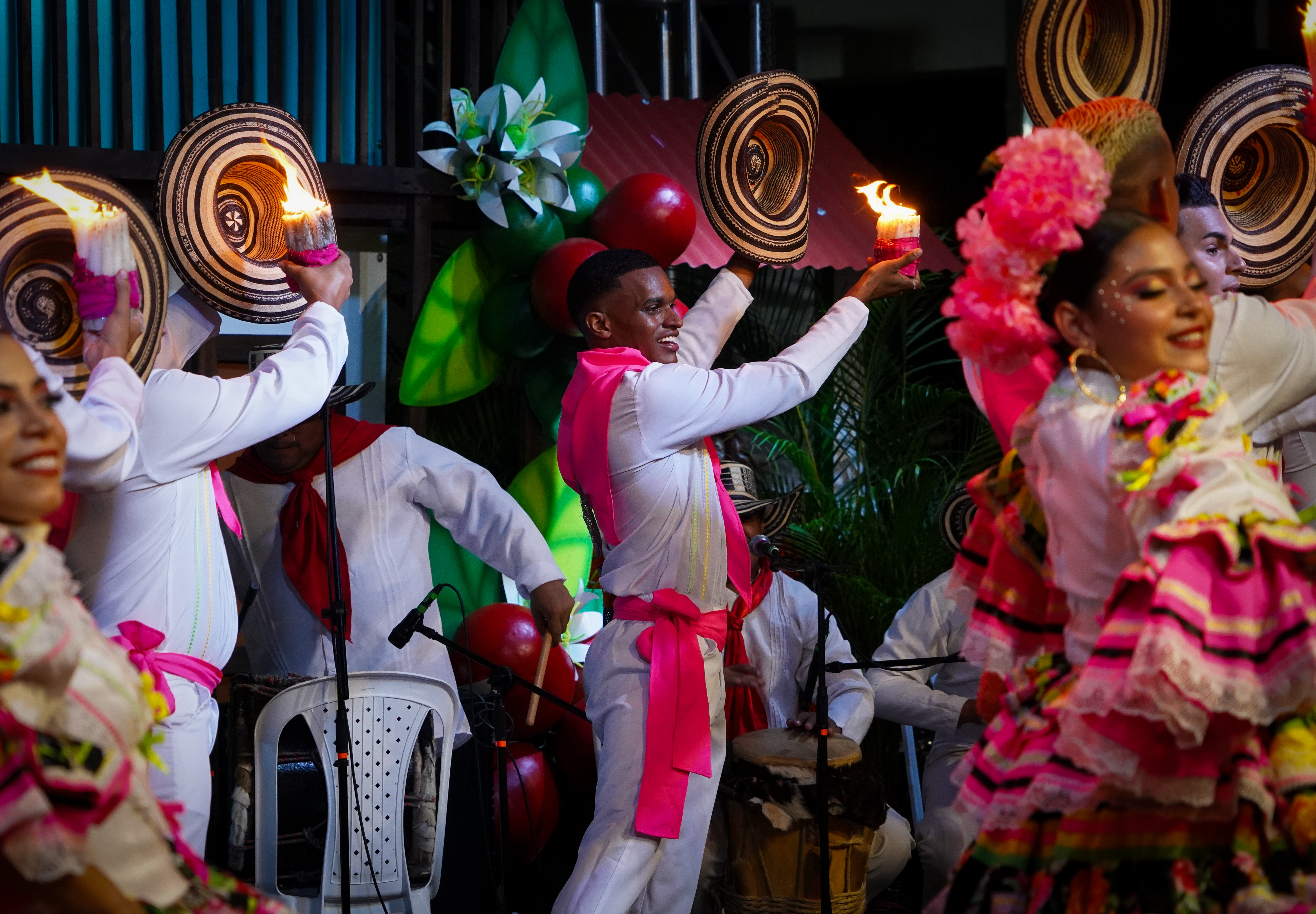 El desfile también incluyó la presencia de las tradicionales Marimondas del Carnaval de Barranquilla, que se unieron a la celebración. Además, los baile incluyeron la diversidad de la música colombiana.