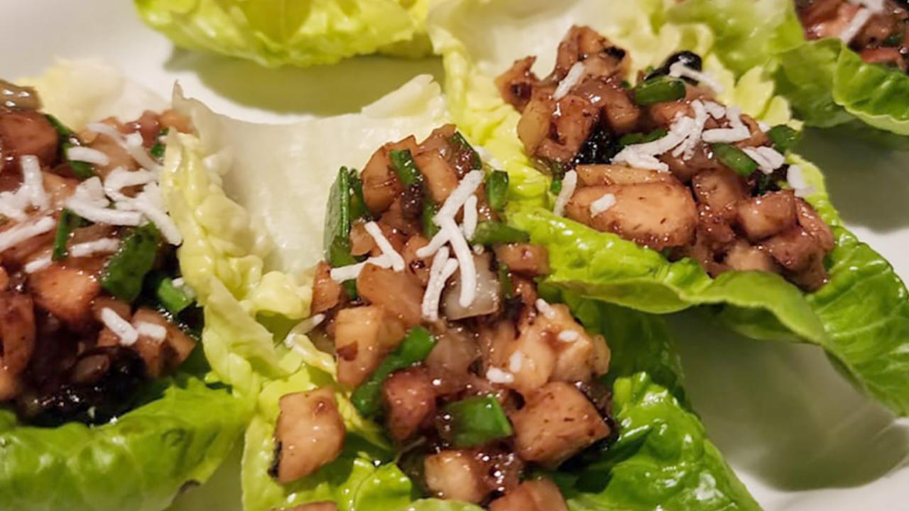 Eso sí, buena cantidad de salsa hoisin y crujientes y frescas hojitas de lechuga cogollo para que los comensales armen en la mesa sus taquitos. ¡Delicioso!