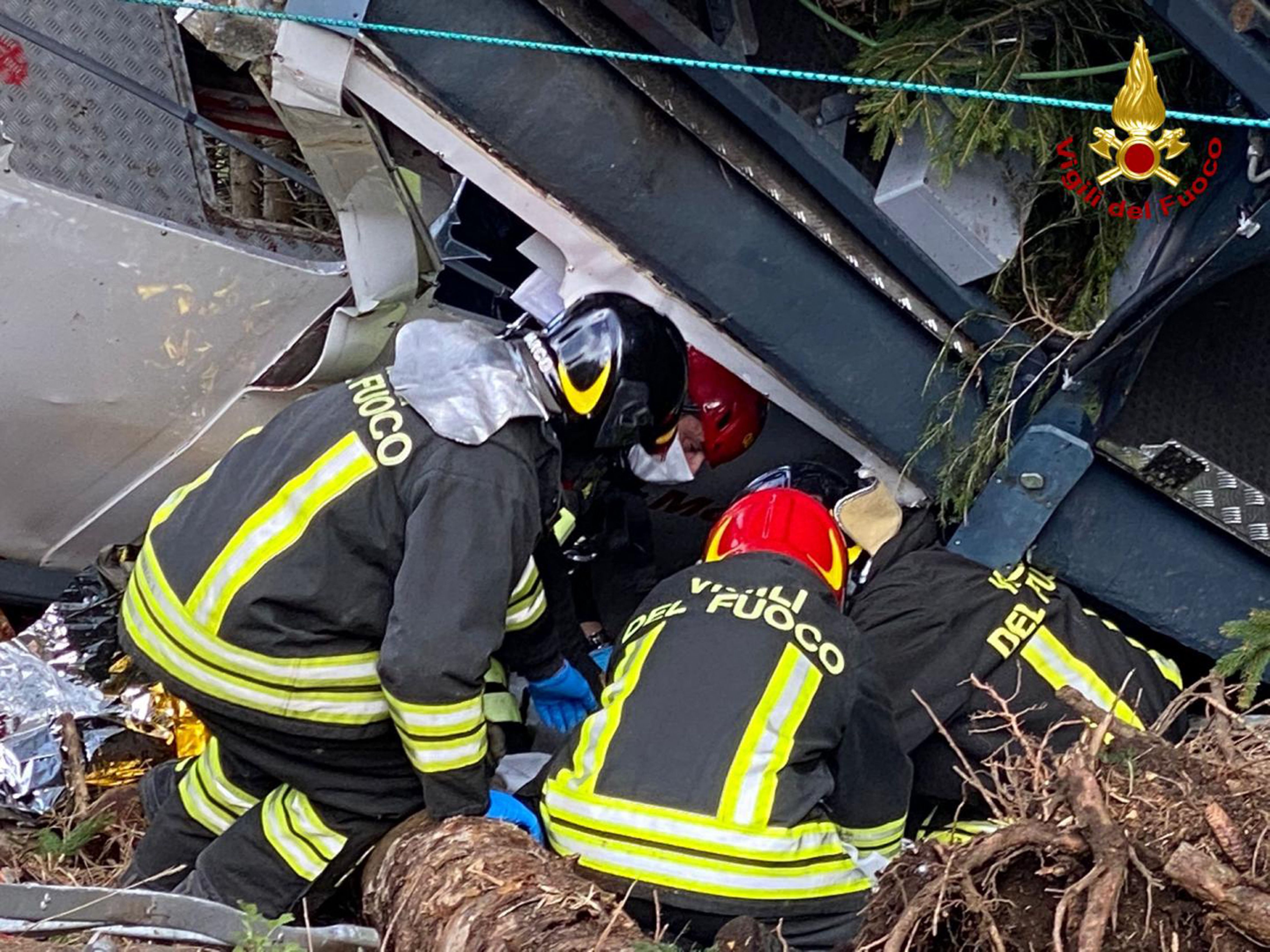 Catorce muertos al caer un teleférico al borde del lago Mayor en Italia