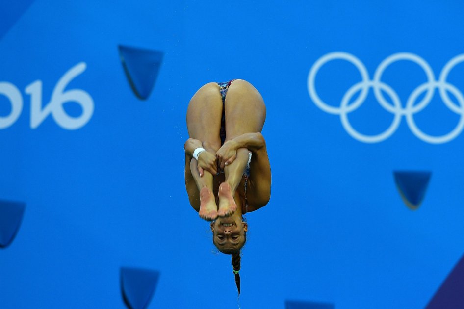 La rusa Nadezhda Bazhina durante las pruebas clasificatorias del salto de trampolín de 3 metros. / EFE