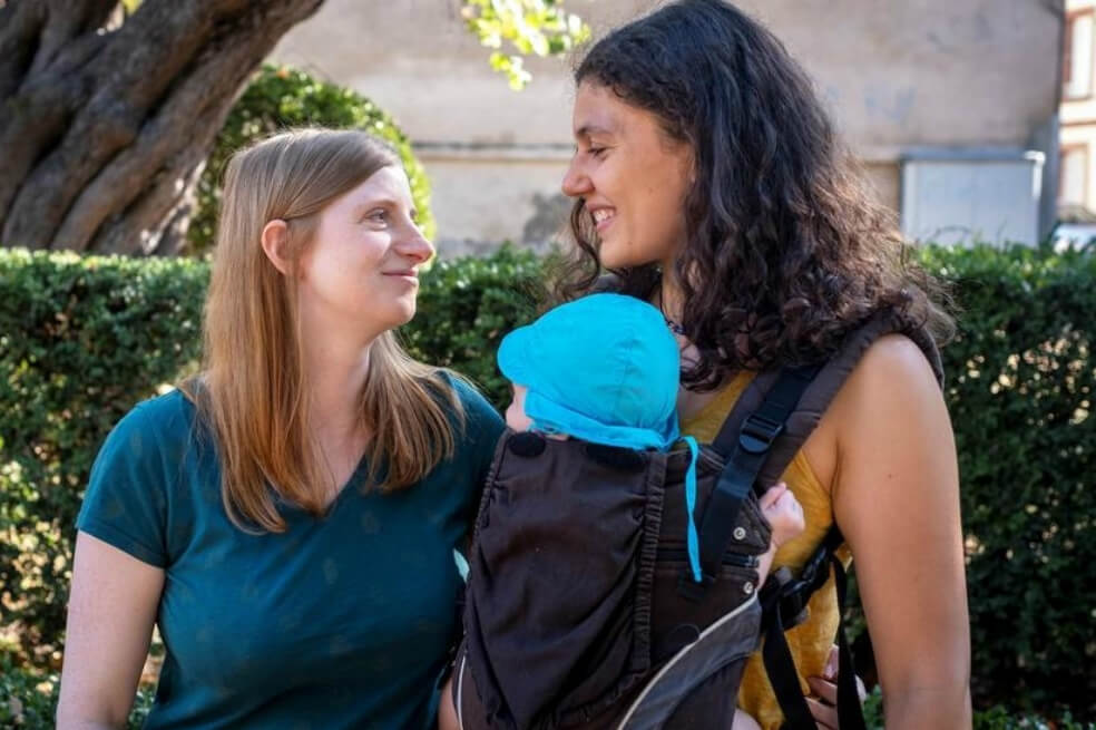 Dos mujeres posan el 19 de julio de 2019 en Toulouse, Francia, con su hijo de 6 meses concebido con reproducción de asistencia médica (PMA) en Dinamarca. / AFP