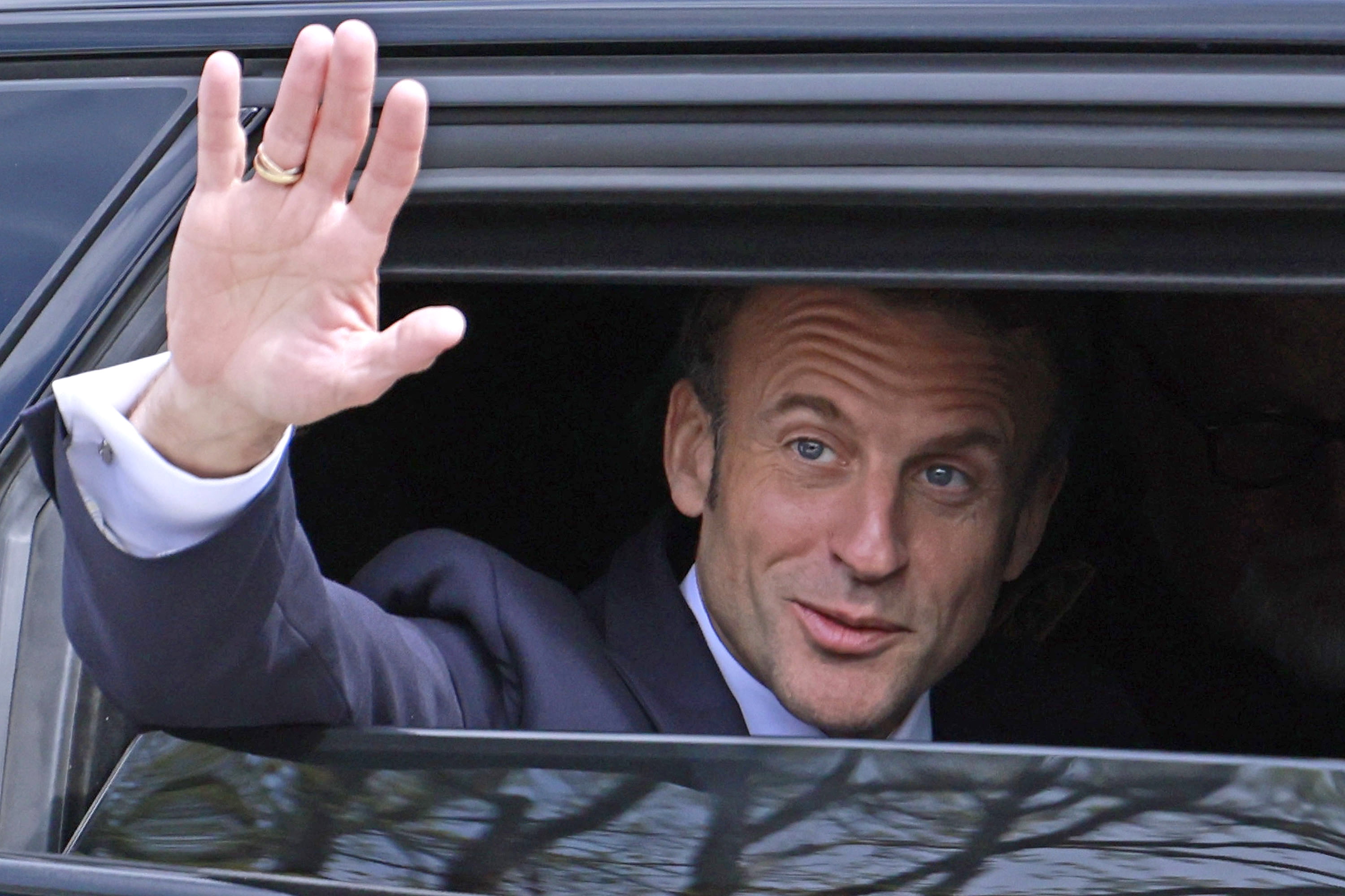 Dole (France), 27/04/2023.- French President Emmanuel Macron waves as he leaves after visiting the 'Chateau de Joux' during a ceremony marking the 175th anniversary of the abolition of slavery in France, in La Cluze-et-Mijoux, near Besancon, eastern France, 27 April 2023. Macron paid a visit to tribute Franco-Haitian general Toussaint Louverture at 'Chateau de Joux', where he was imprisoned until the end of his life, and for the 220th anniversary of his death. (Francia) EFE/EPA/CHRISTOPHE PETIT-TESSON / POOL