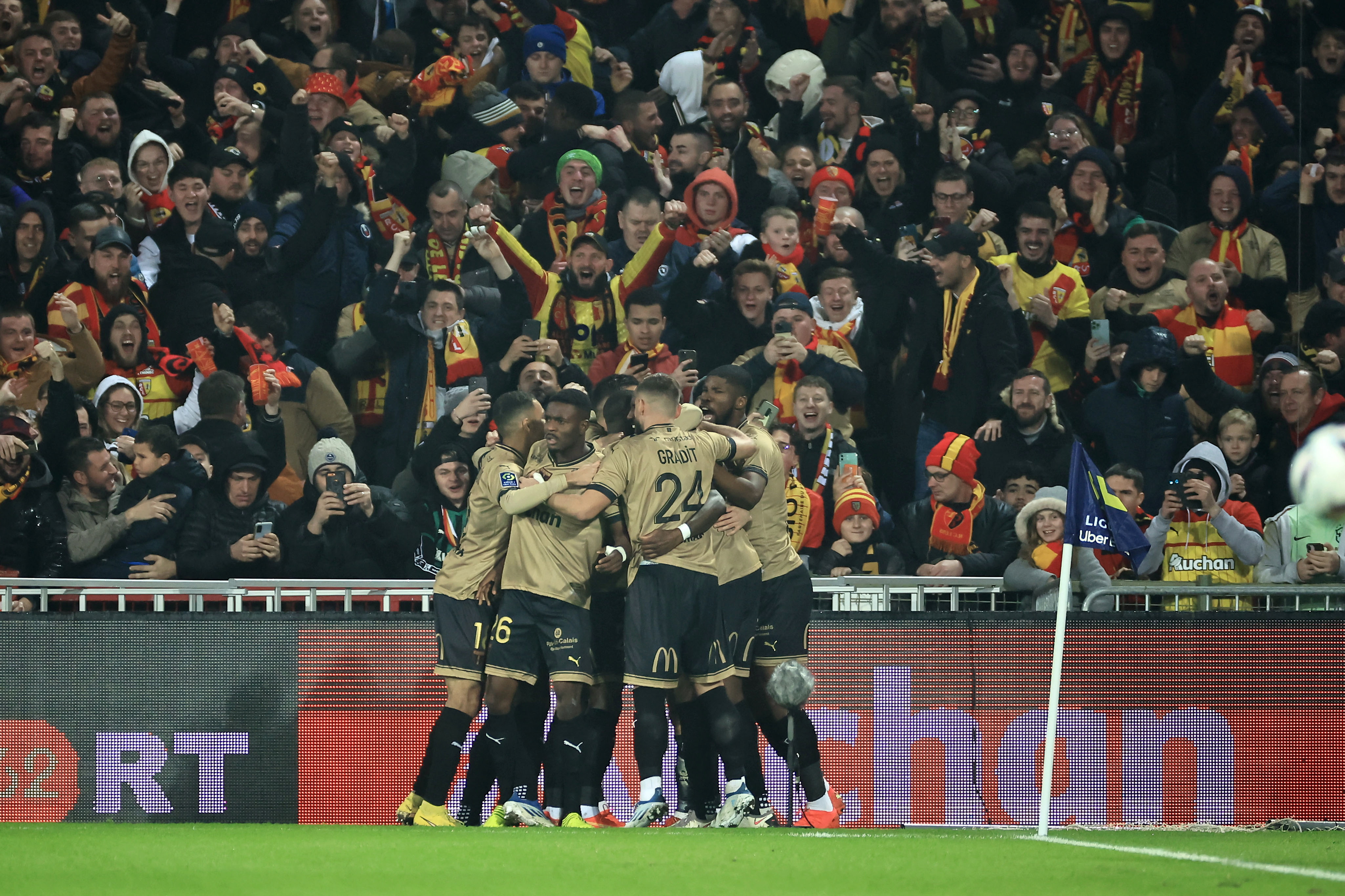 Lens sorprendió y derrotó 3-1 al París Saint Germain