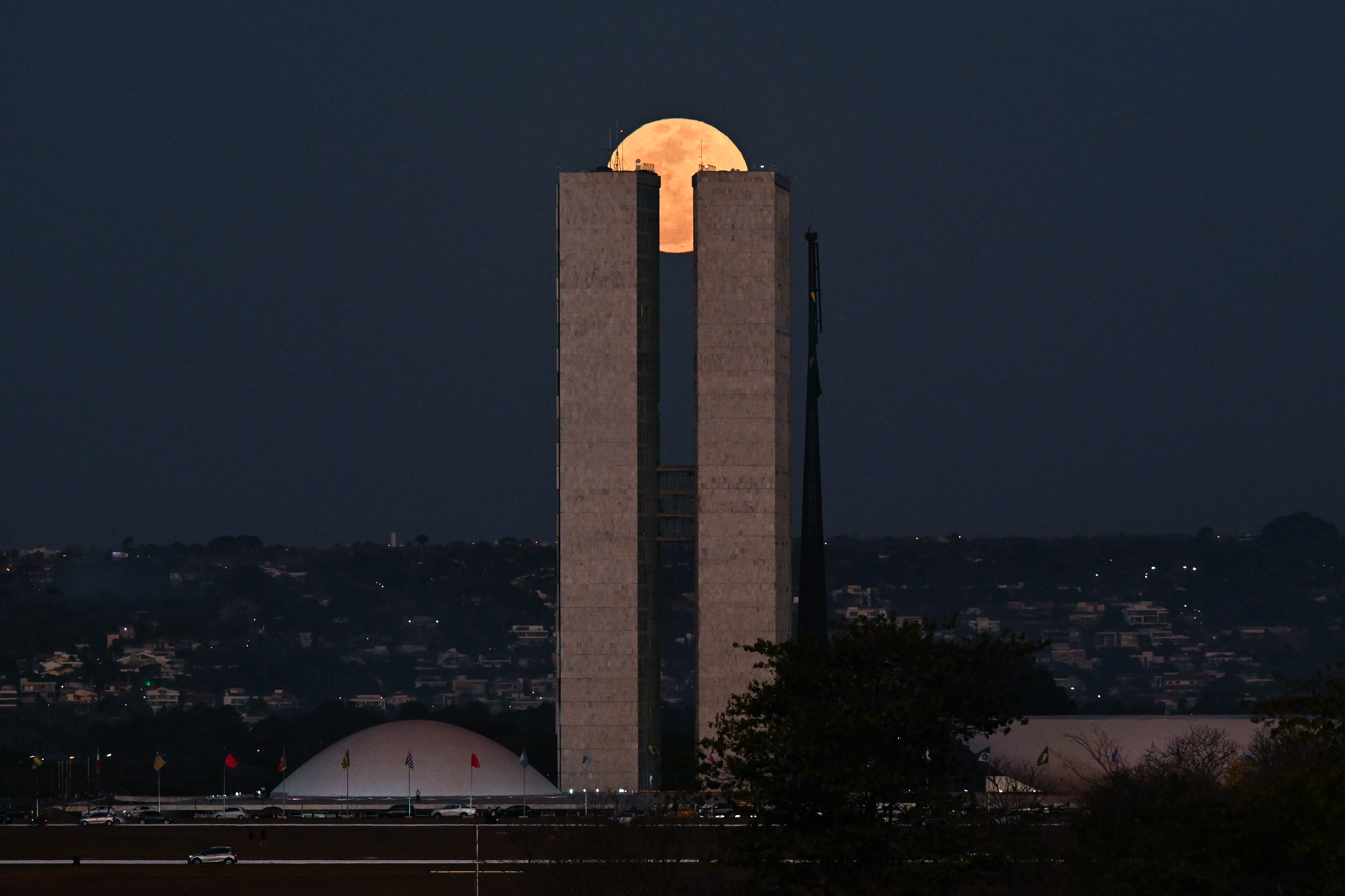 -FOTOSDELDÍA- AME1800. BRASILIA (BRASIL), 19/08/2024.- Fotografía de la superluna azul detrás del Congreso Nacional este lunes, en Brasilia (Brasil). La superluna, la primera de 2024, es un fenómeno que ocurre cuando la luna llena coincide con el momento en que esta se encuentra en el perigeo, el punto de su órbita más cercano a la Tierra. EFE/André Borges