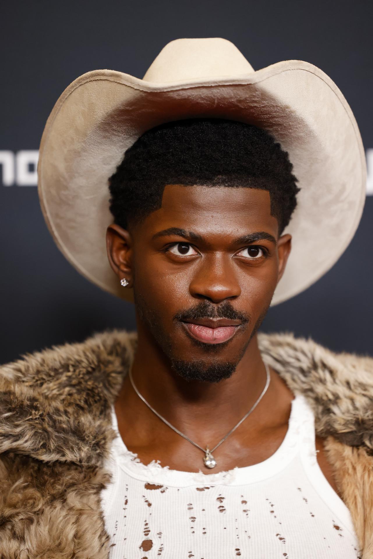 JGM01. BOGOTÁ (COLOMBIA), 15/04/2025.- Fotografía del 28 de marzo de 2025 del rapero Lil Nas X durante los premios GLAAD Media Awards en Beverly Hills (Estados Unidos). Lil Nas X tuvo que ser hospitalizado después de haber "perdido el control" del lado derecho de su cara, según informó él mismo en una publicación de Instagram. EFE/ Caroline Brehman ARCHIVO
