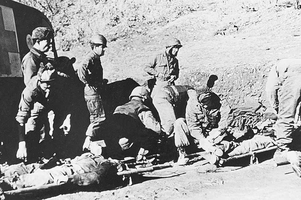 Evacuación de soldados colombianos heridos en la guerra de Corea en 1951. / Fotos Archivo - El EspectadorEvacuación de soldados colombianos heridos en la guerra de Corea en 1951. / Fotos Archivo - El Espectador