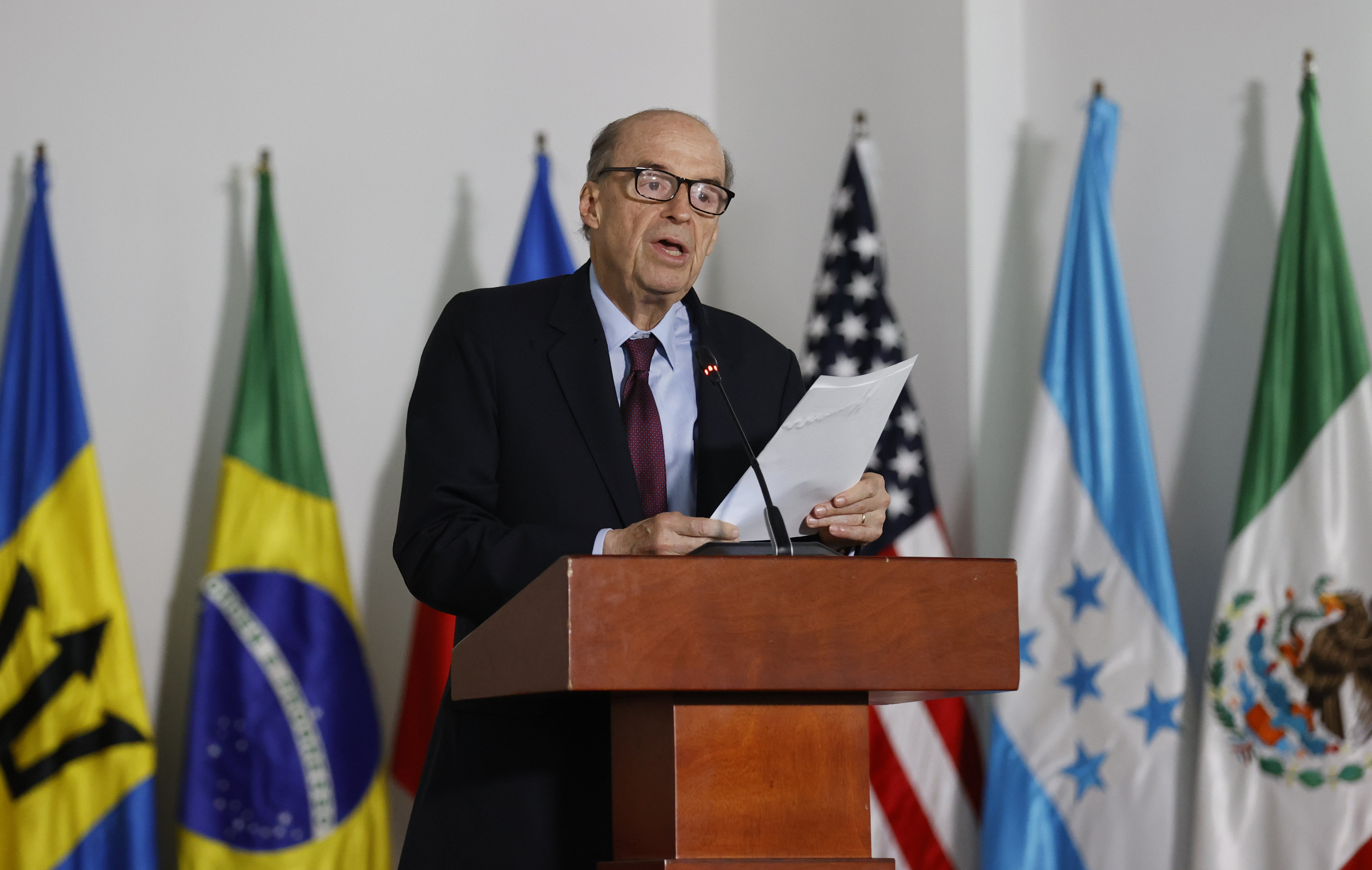 AME4305. BOGOTÁ (COLOMBIA), 25/04/2023.- El canciller colombiano, Álvaro Leyva, habla durante una rueda de prensa hoy, en Bogotá (Colombia). La salida del opositor venezolano Juan Guaidó de Colombia con destino a EE.UU. causó este martes controversia en tres países y provocó críticas al Gobierno de Gustavo Petro por el trato dado al dirigente, que buscaba reunirse con delegaciones que participan en Bogotá en la conferencia internacional sobre el diálogo venezolano. La polémica se desató en Colombia, Venezuela y Estados Unidos luego de que Guaidó denunciara que fue sacado el lunes de Bogotá porque la "persecución" y las "amenazas" del Gobierno de Nicolás Maduro "se extendieron" al país andino, pero las autoridades colombianas aseguran que el proceso cumplió todas las garantías y que no se le expulsó. El canciller colombiano, Álvaro Leyva, le dijo a Guaidó que su país no le ha cerrado las puertas a nadie y que tampoco expulsan gente. EFE/ Mauricio Dueñas Castañeda