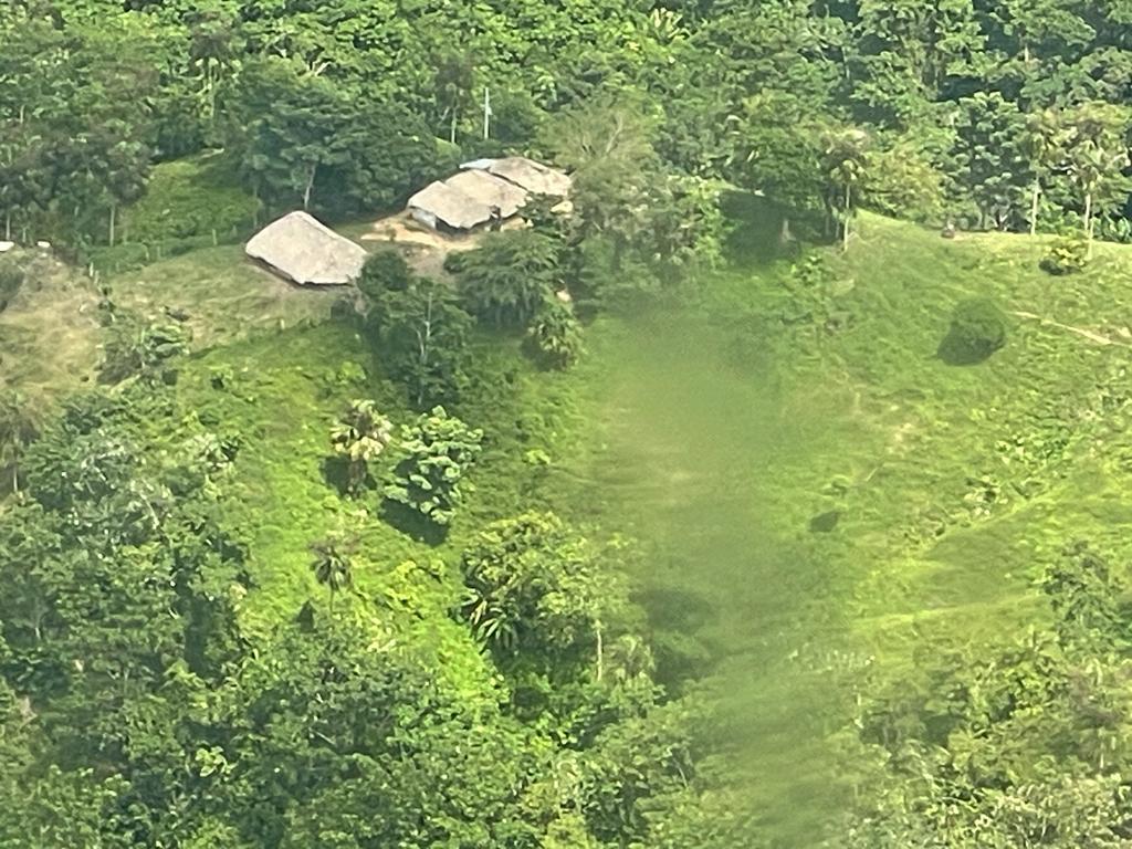 Apreciación panorámica del modesto escondite de alias Otoniel. Colombia ofrecía $3.000 millones de recompensa por su captura y Estados Unidos hasta US$ 5 millones. Al parecer, el clan del golfo era responsable de la mitad de la droga que salía de Colombia al exterior.