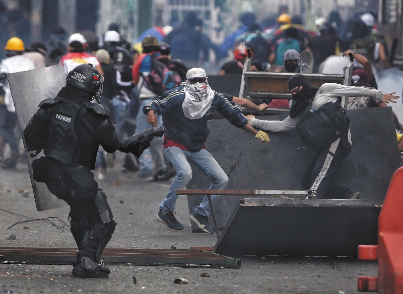 Informe revela que sacar a Policía del Mindefensa no es prioridad para el gobierno