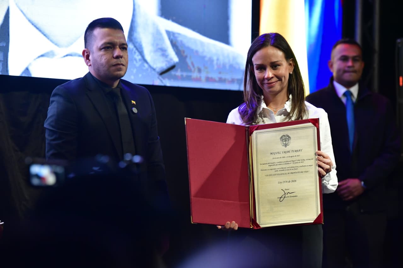 Tras un año de la muerte de Miguel Uribe Turbay, su familia junto a varios congresistas realizaron un homenaje a la memoria del senador en la Parroquia La Inmaculada Concepción, para luego develar su monumento en el antiguo parque “El Golfito”, que ahora lleva su nombre.