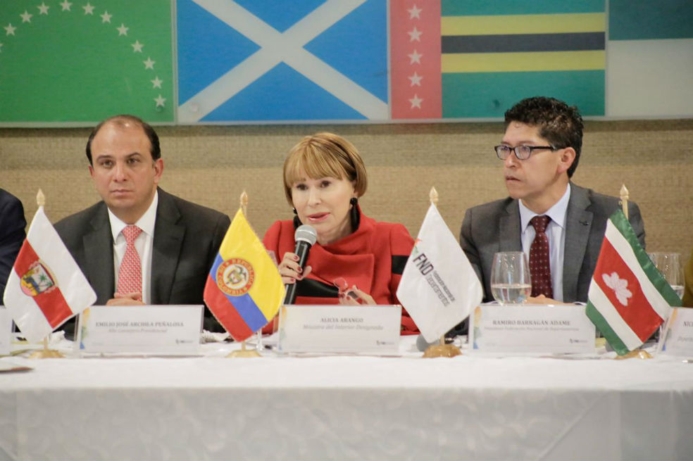 Lo paradójico es que en otro punto de Bogotá, la saliente ministra Nancy Patricia Gutiérrez –acompañada nada menos que por la vicepresidenta Marta Lucía Ramírez– presentaba el programa de garantías para lideresas y defensoras de derechos humanos, con el membrete también de “ministra del Interior”.