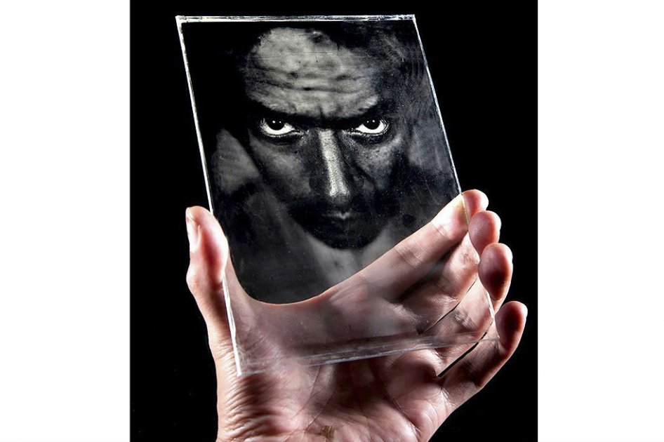 Autorretrato sobre placa de vidrio (2012) de Javier Vanegas. Técnica: Ambrotipo. Dimensiones: 17 cm x 14 cm. / Foto: Archivo privado Javier Vanegas.
