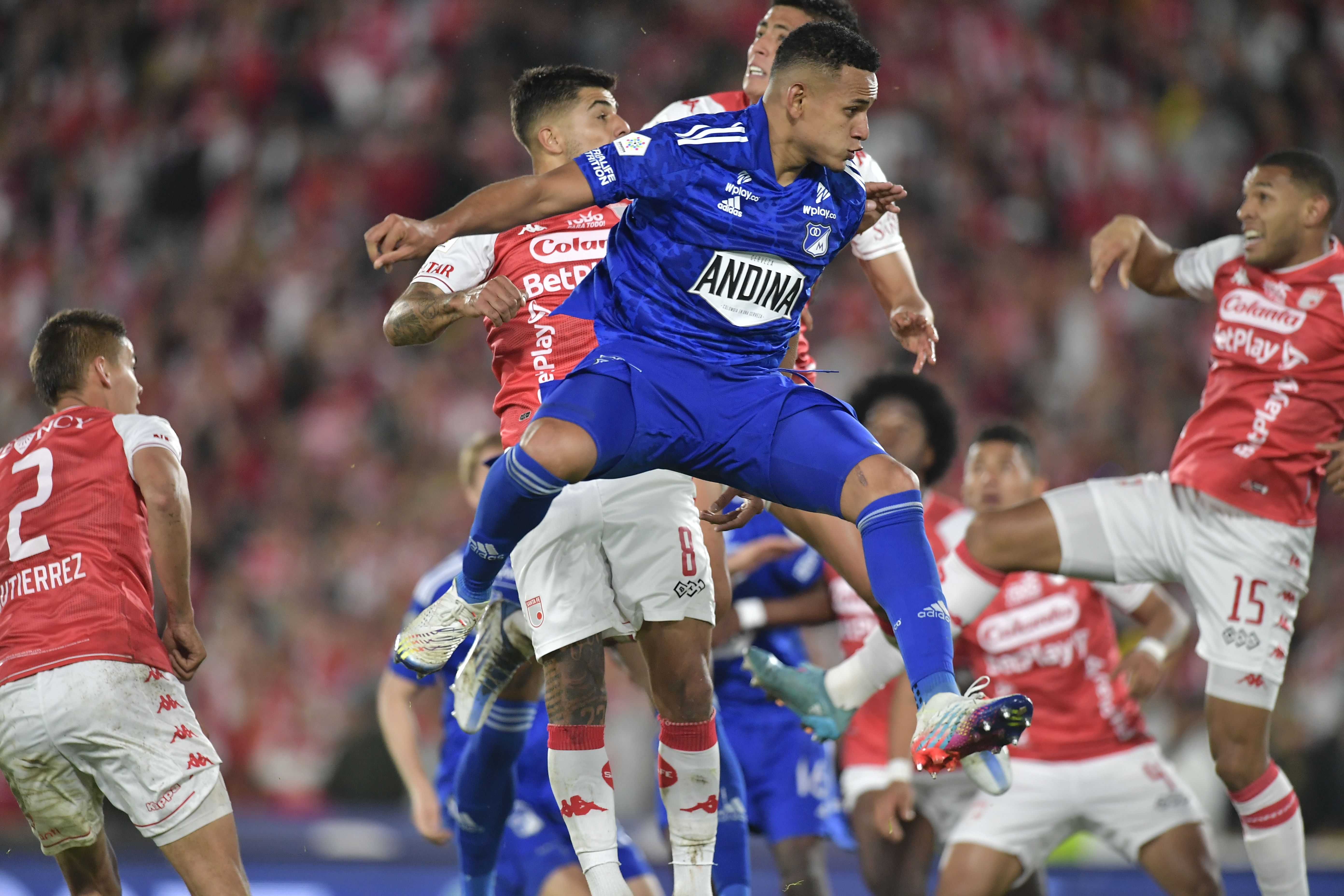 Jugador de Millonarios durante el encuentro contra Santa Fe por la Semifinal de Liga Betplay