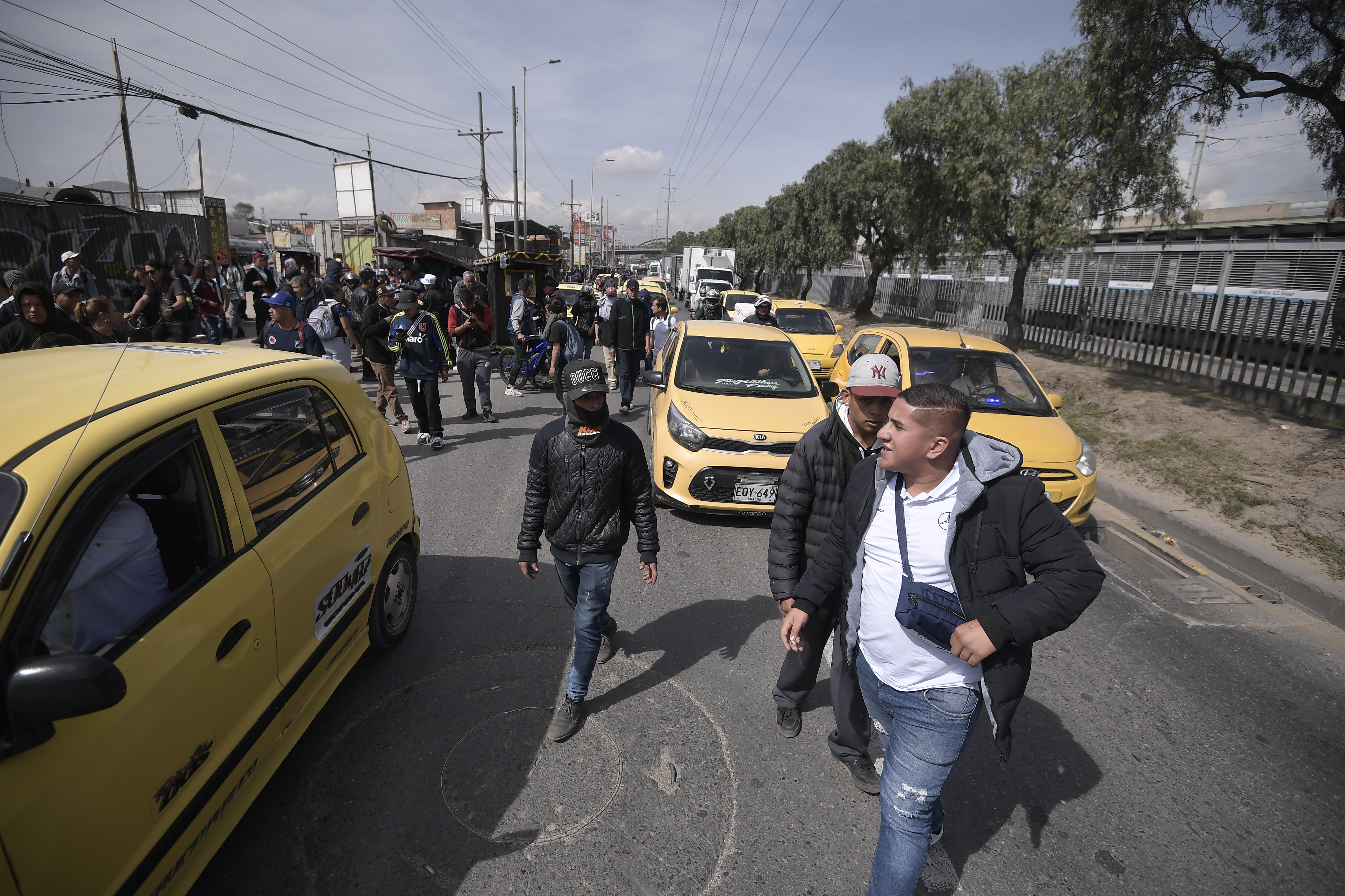 Alcalde Galán dio instrucción a la Policía para levantar bloqueos de taxistas