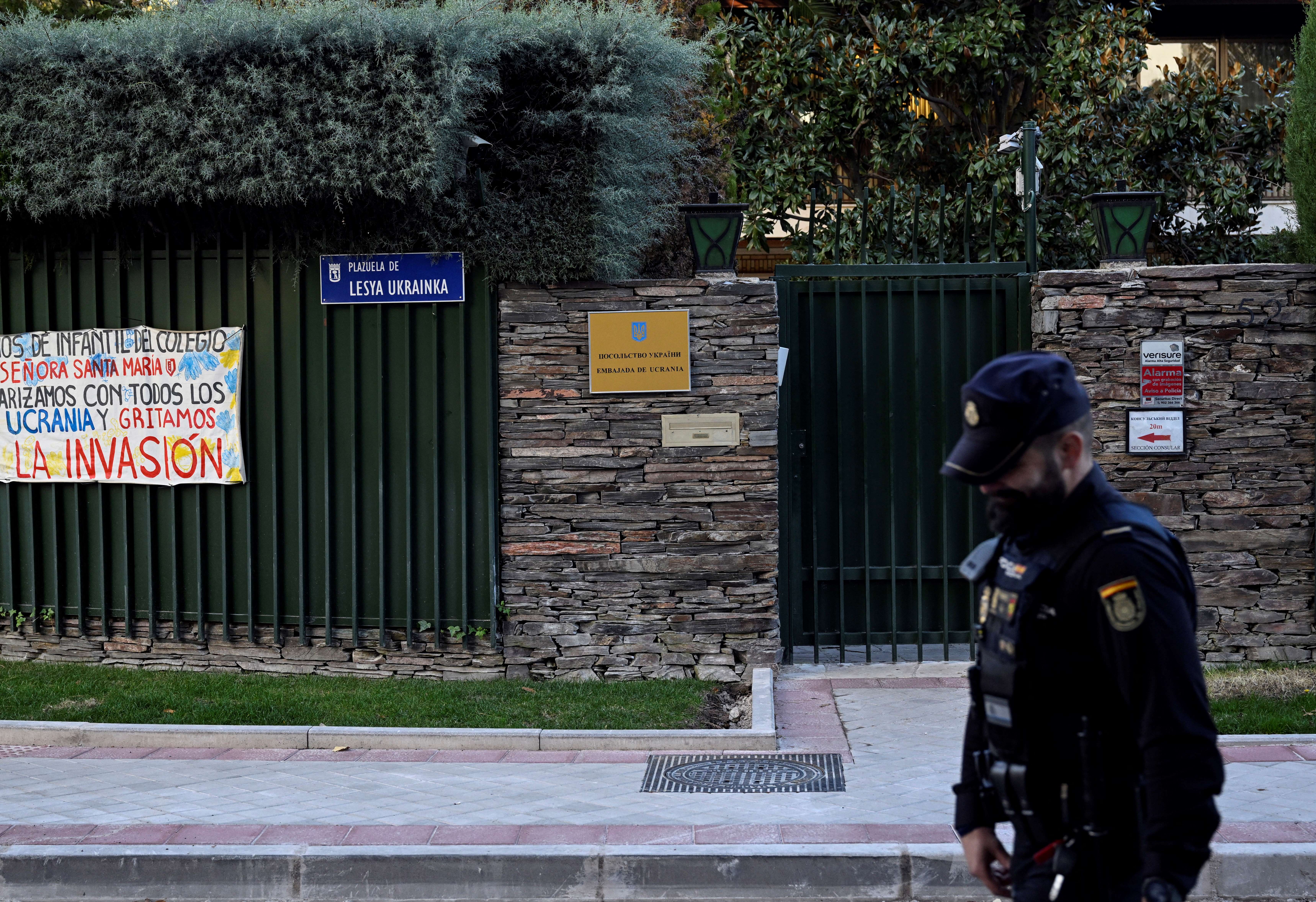 Tras cartas bomba, envían sobres con ojos de animal a Embajada de Ucrania en España