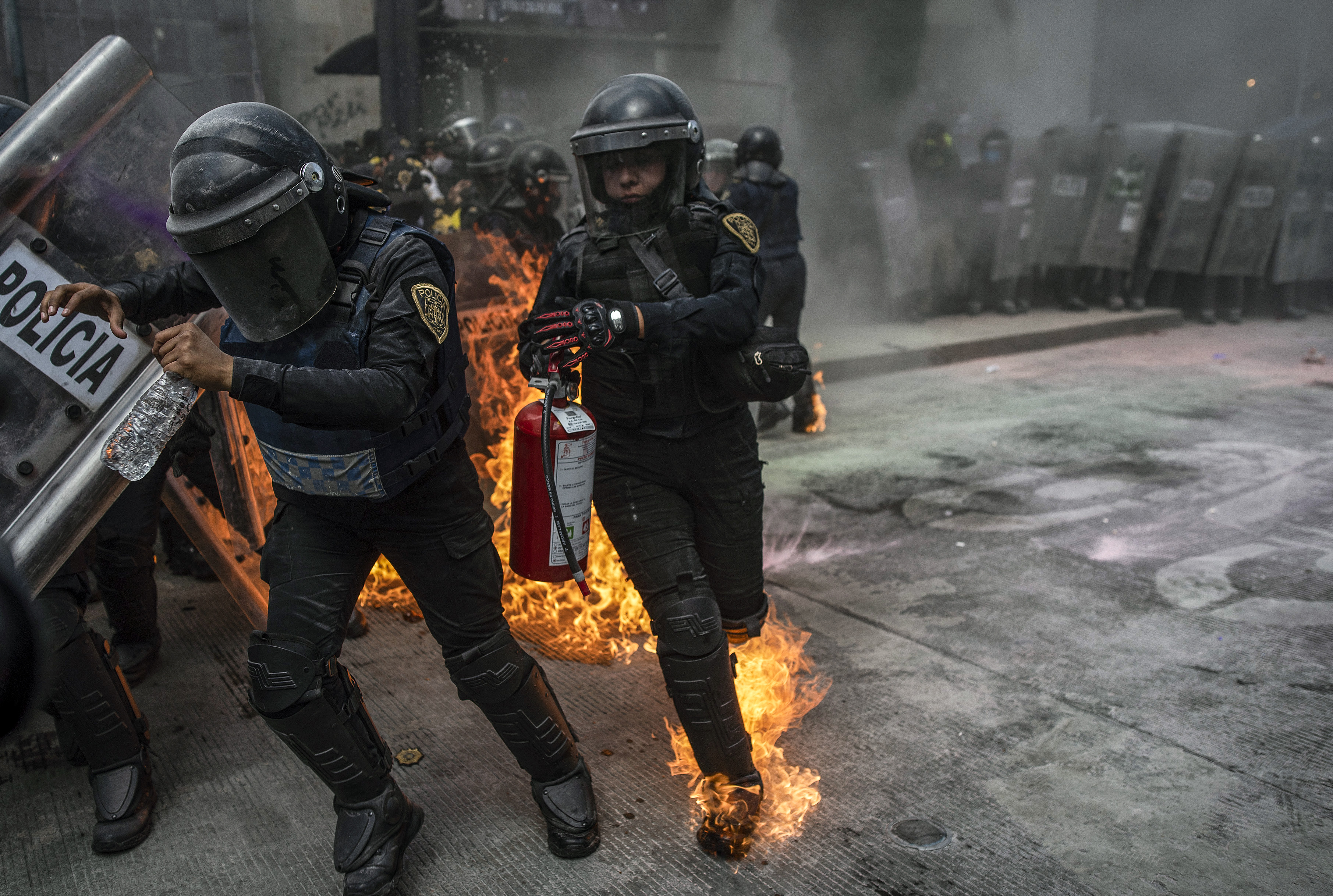 Las manifestantes, la mayoría vestidas de negro y con el rostro cubierto, se reunieron en las cercanías del centro histórico de Ciudad de México para marchar hacia Zócalo (plaza central) pero su paso fue impedido por un fuerte dispositivo policial, integrado con mujeres equipadas con escudos.