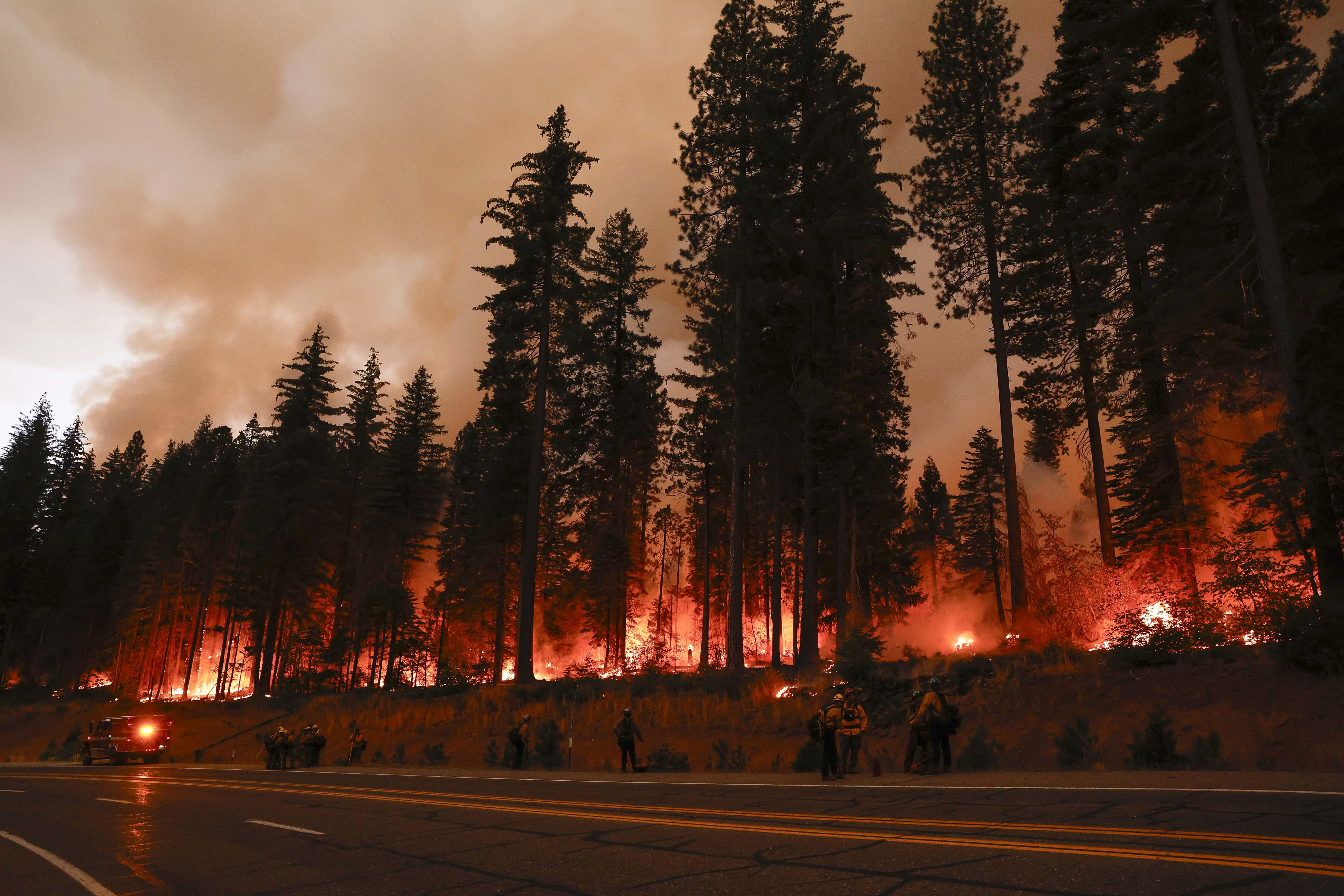 Megaincendio se convierte en uno de los más grandes en la historia de California
