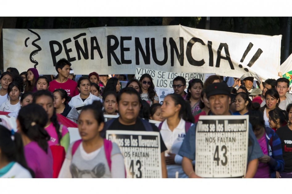 Miles de personas protestan en México a cinco meses de desaparición de 43 estudiantes