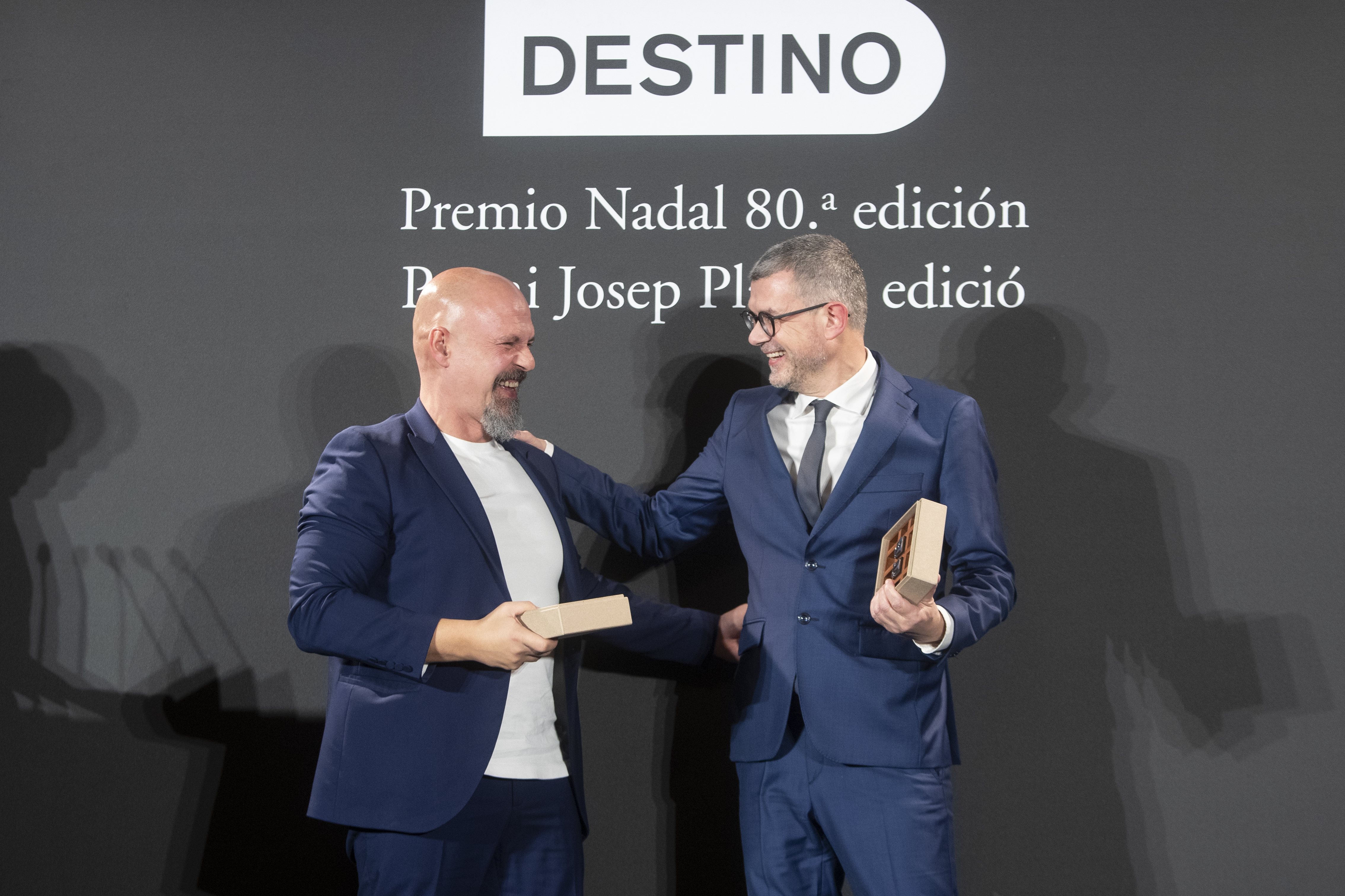 BARCELONA 06/01/2024.- Los premios Nadal de novela y Josep Pla de prosa en lengua catalana se han teñido de negro con sus respectivos ganadores, el escritor vallisoletano César Pérez Gellida (i), con su novela "Bajo tierra seca", y el periodista e historiador barcelonés Jaume Clotet (d) con "La germandat de l'àngel caigut", en la gala de la 80 edición del Premio Nadal de Novela, este sábado en Barcelona. EFE/Marta Pérez