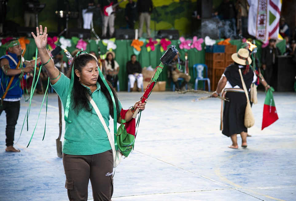 Breiner Yule es profesor del Cecidic y ha estado detrás de las mingas de muralismo comunitario desde su primera versión. Para él, el muralismo les ha permitido “mostrar nuestra identidad a través de la pintura, marcar el territorio, expresar nuestras simbologías, nuestros sentires, nuestra espiritualidad y nuestro proceso político porque desafortunadamente por el conflicto armado que ha vivido el país y directamente el municipio de Toribío nos conocen por imágenes de guerra que pasan diferentes medios de comunicación, pero no por el proceso que llevábamos como pueblos indígenas en resistencia”.