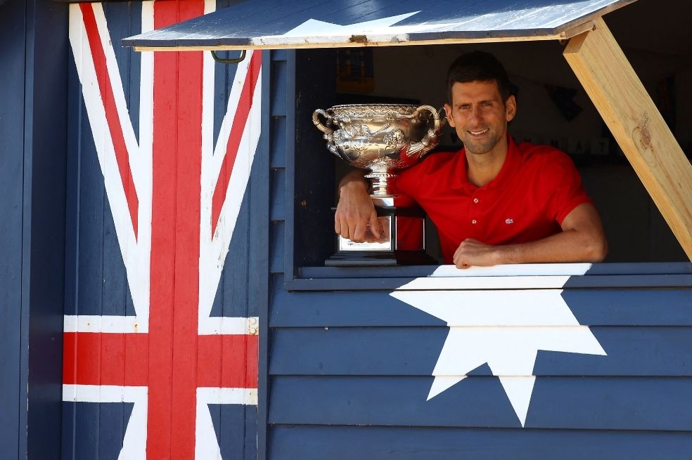 Novak Djokovic con el título del ABierto de Australia en 2021.