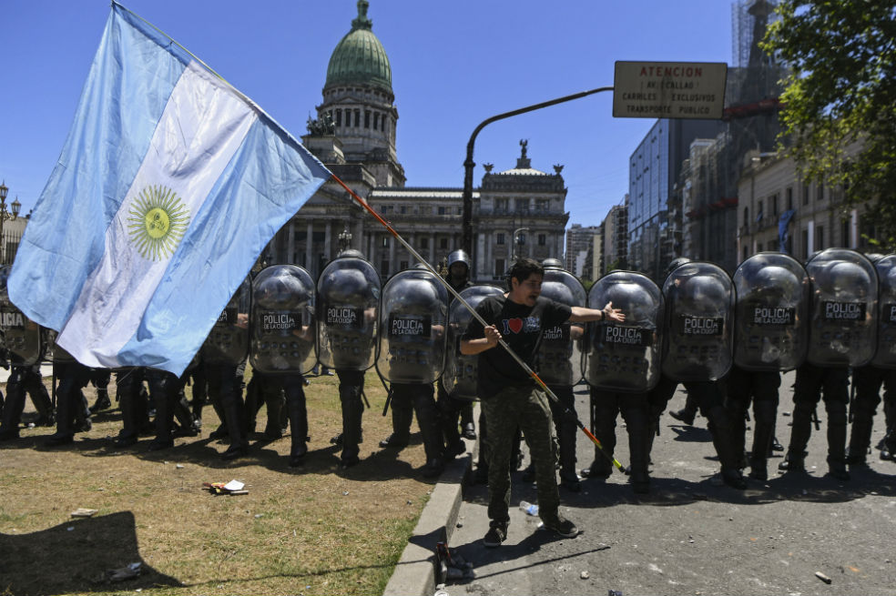 Parlamento argentino aprueba polémica reforma de pensiones