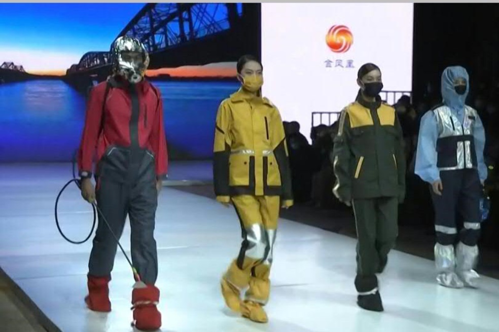 Máscaras y batas de protección en un peculiar desfile de moda en China