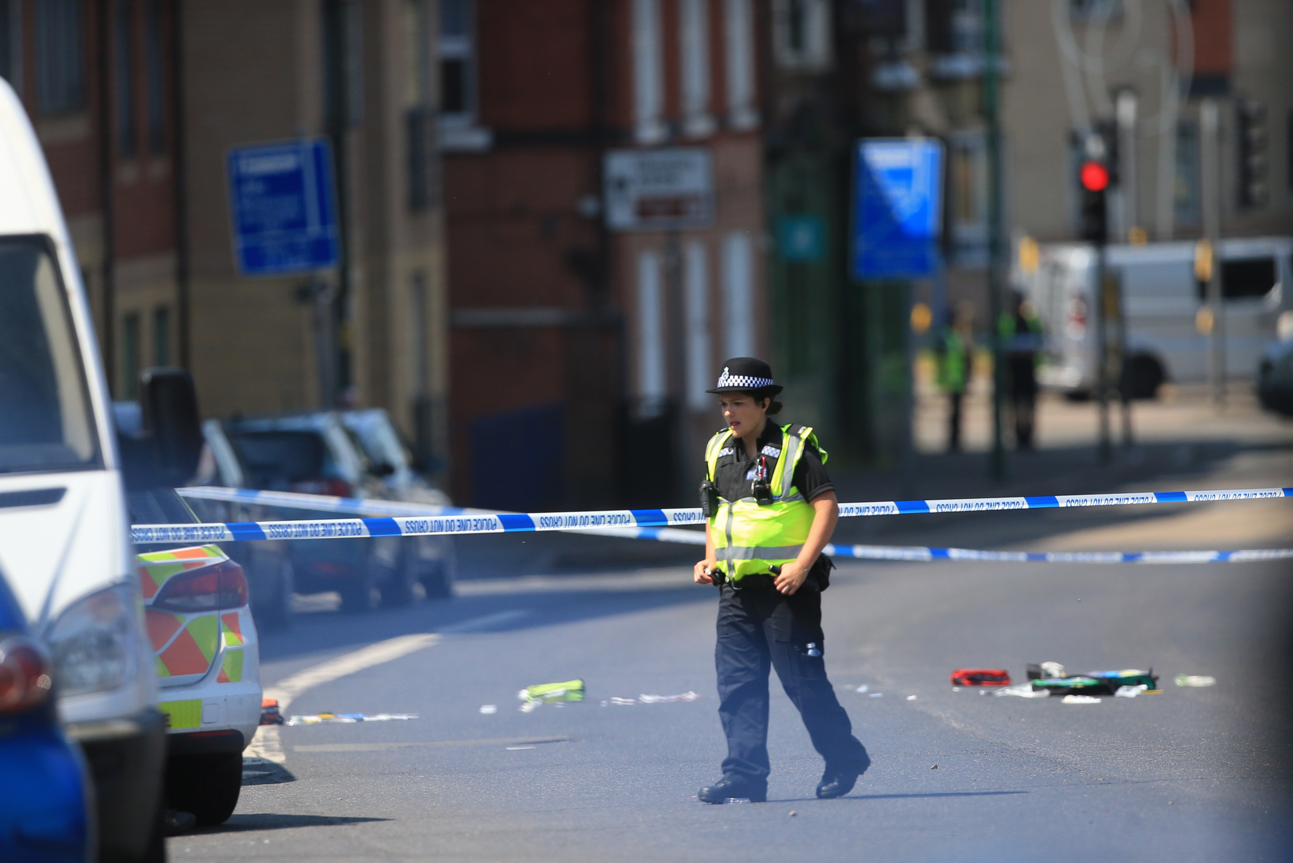-FOTODELDIA- Nottingham (Reino Unido), 13/06/2023.- Una agente de policia en la escena de los hechos en Ilkeston Road donde tres personas han sido encontradas muertas en un "terrible y trágico incidente" según ha asegurado fuentes policiales este martes en Nottingham. EFE/LINDSEY PARNABY