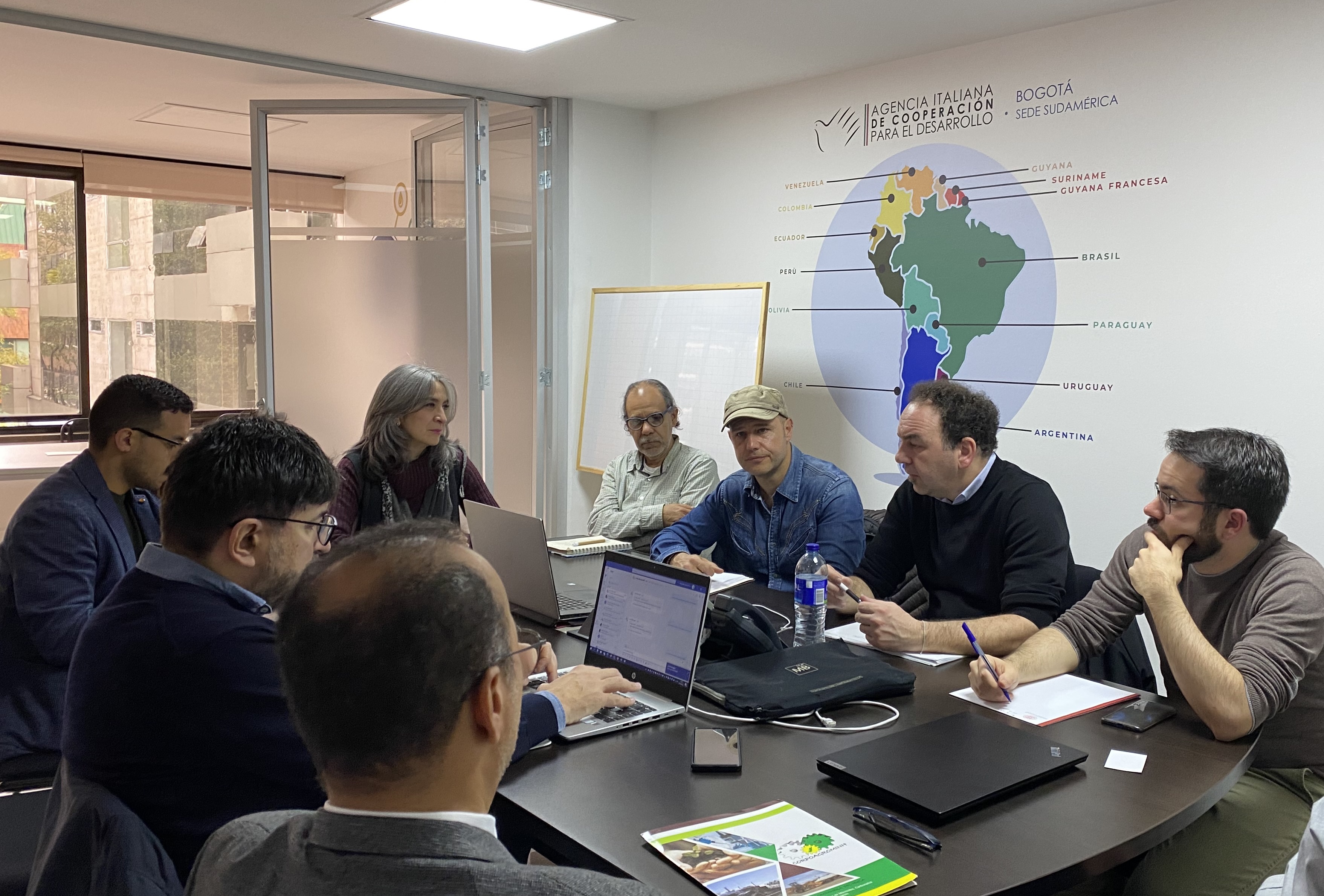 La delegación de expertos de la Universidad de Bolonia y los especialistas del Programa DRET II dan inicio al proyecto en las oficinas de La Agencia Italiana de Cooperación para el Desarrollo (AICS) en Bogotá.