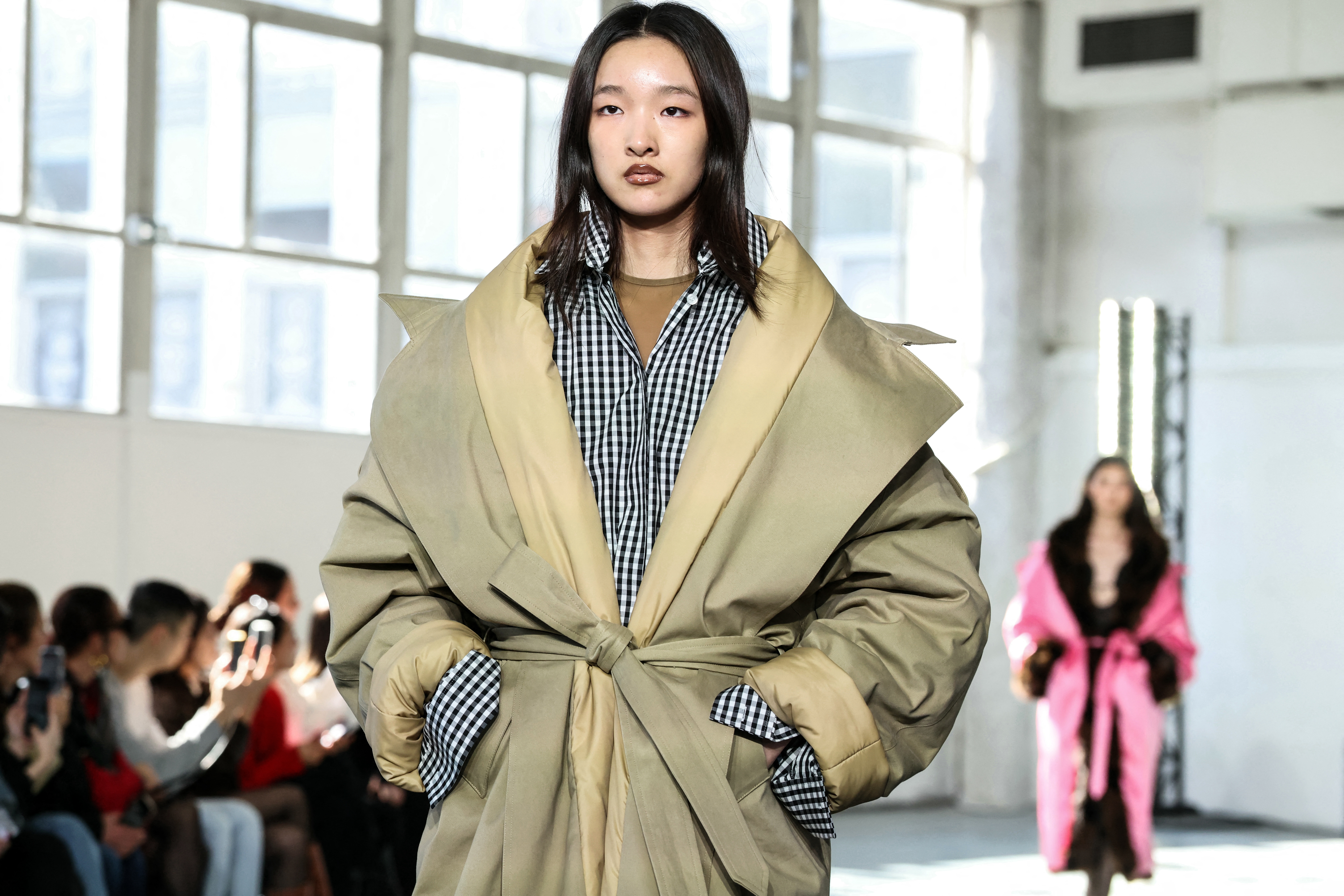 Volúmenes y contrastes, las tendencias que dejó la segunda jornada de la Semana de la Moda