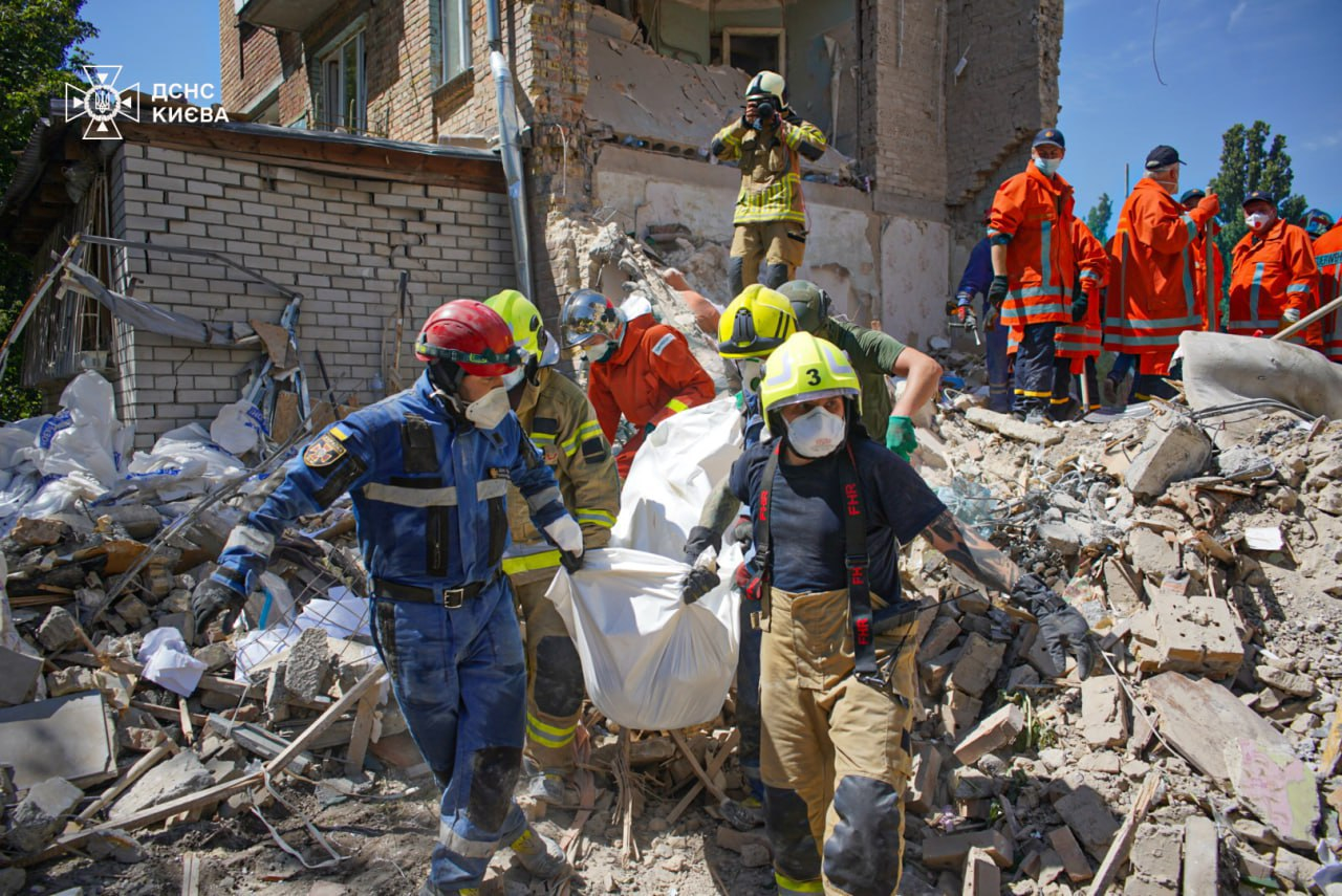 Kiev entra en luto: terminan las operaciones de rescate en hospital bombardeado
