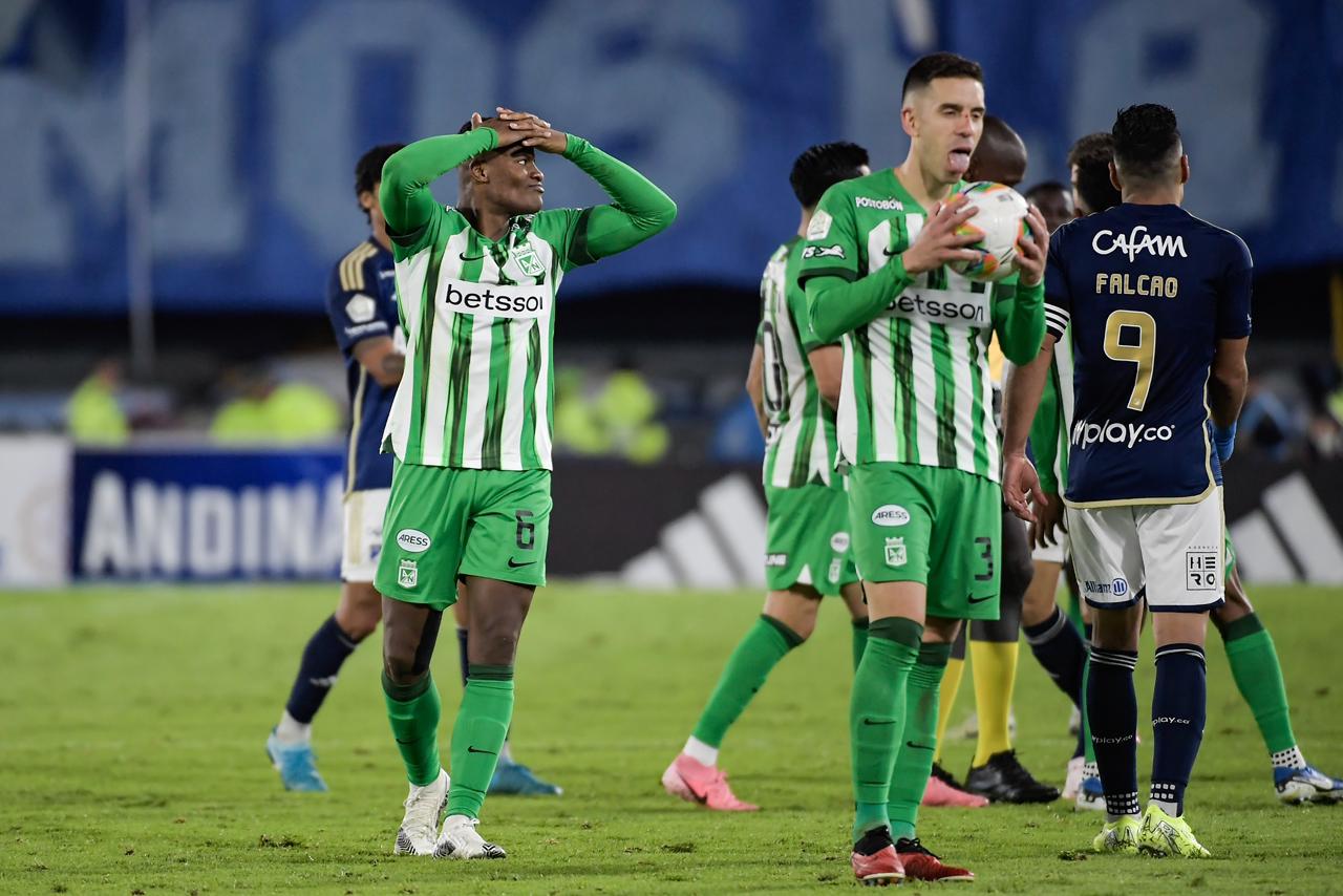 Andrés Román (izq.) se fue expulsado por doble amonestación al minuto 89. El bogotano es una pieza clave del equipo verdolaga no solo por su buen desempeño en la marca, sino también por su proyección ofensiva.