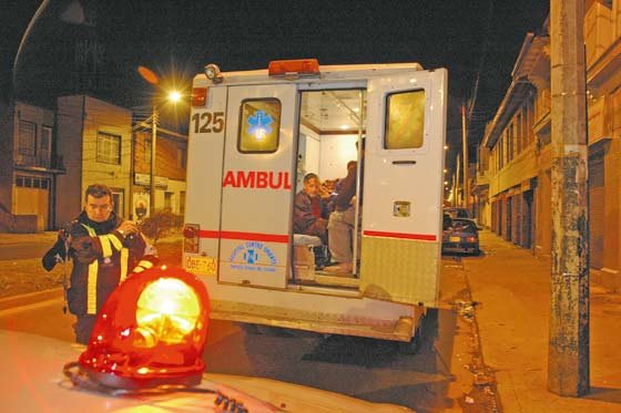Vuelve y juega: denuncian muerte de mujer esperando ambulancia en Bogotá