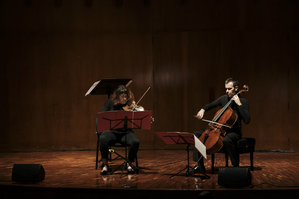 Alexis Descharmes (chelo) y Alex Greffin-Klein (violín) durante su presentación en la Sala de Conciertos de la Biblioteca Luis Ángel Arango, en Bogotá.  / Gabriel Rojas © Banco de la República