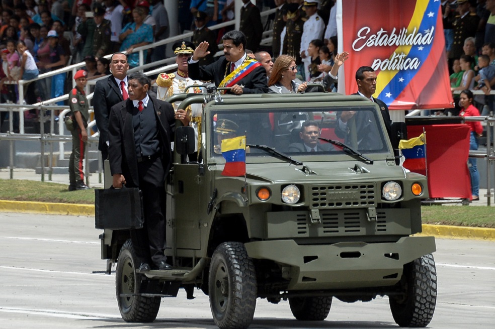 Maduro muestra su poderío militar ante amenazas de Trump
