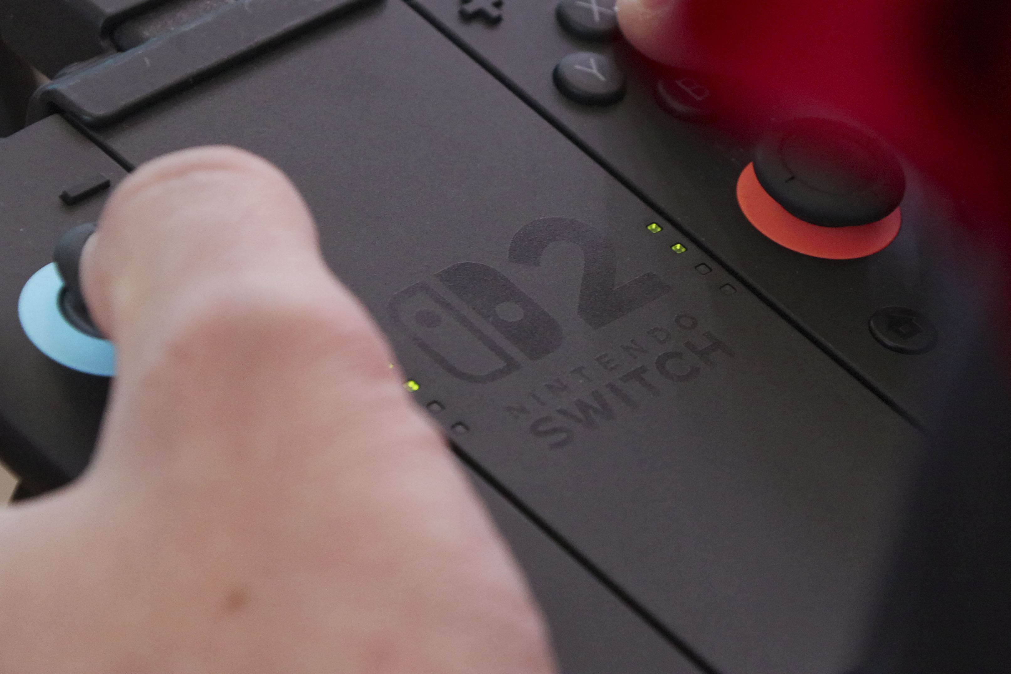 PARÍS, 03/04/2025.- Los primeros usuarios pudieron probar este jueves en París la nueva videoconsola Nintendo Switch 2 en el primer evento en Europa de toma de contacto con este dispositivo, que ya había sido presentado el miércoles en internet por la firma japonesa. EFE/Edgar Sapiña