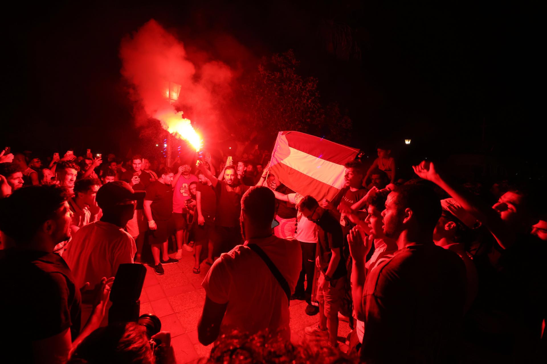 Sidi Bou Said (Tunisia), 09/09/2025.- Pro-Palestinian supporters light up flares as they attend a demonstration held to protest an attack on the humanitarian ship Al-Dhamir, off the coast in the port of Sidi Bou Said, Tunisia, 09 September 2025. The Global Sumud Flotilla for Gaza announced on 09 September that one of its main vessels was reportedly targeted by a drone while in Tunisian waters. The six people on board, both passengers and crew, were not injured. According to the WFTU statement, the ship—which sails under the Portuguese flag and is carrying the initiative's steering committee—suffered damage following a fire affecting the main deck and a storage area. A spokesperson for the Tunisian National Guard, interviewed by Mosaïque FM radio, rejected the theory of an airstrike. According to the first inspection, the explosion that caused the fire probably started inside the ship. (Protestas, Túnez) EFE/EPA/MOHAMED MESSARA
