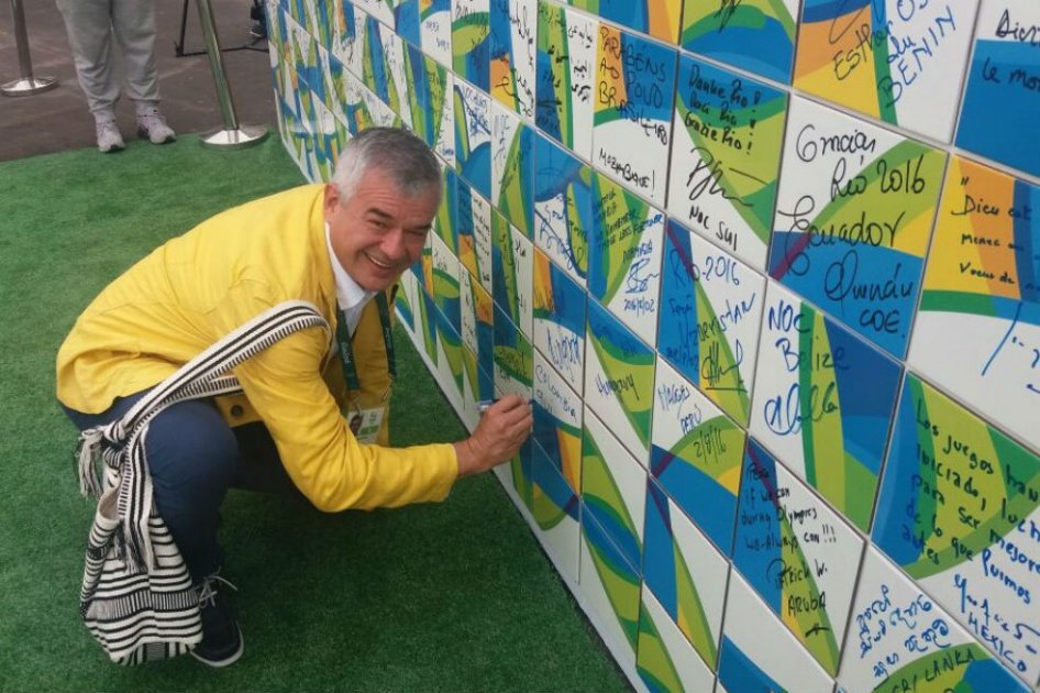 Ciro Solano Hurtado, jefe de Misión de Colombia en Río 2016, escribe su mensaje en el Muro Olímpico. Foto: COC