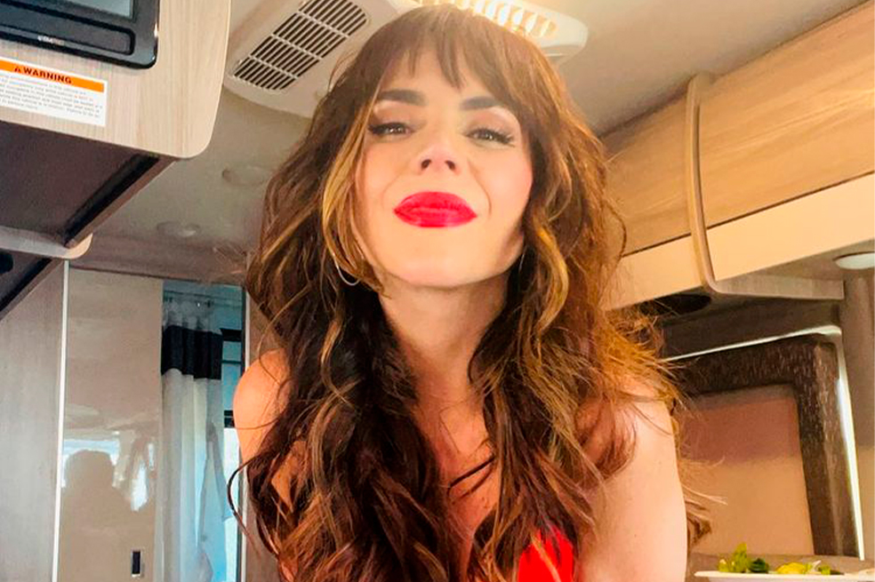 Carolina Gaitán brilló en la alfombra roja de los Óscar con vestido satinado