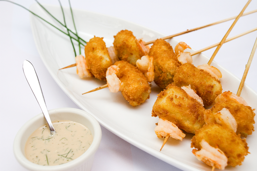 Pinchos de langostinos con papa apanada y mayonesa de tamarindo